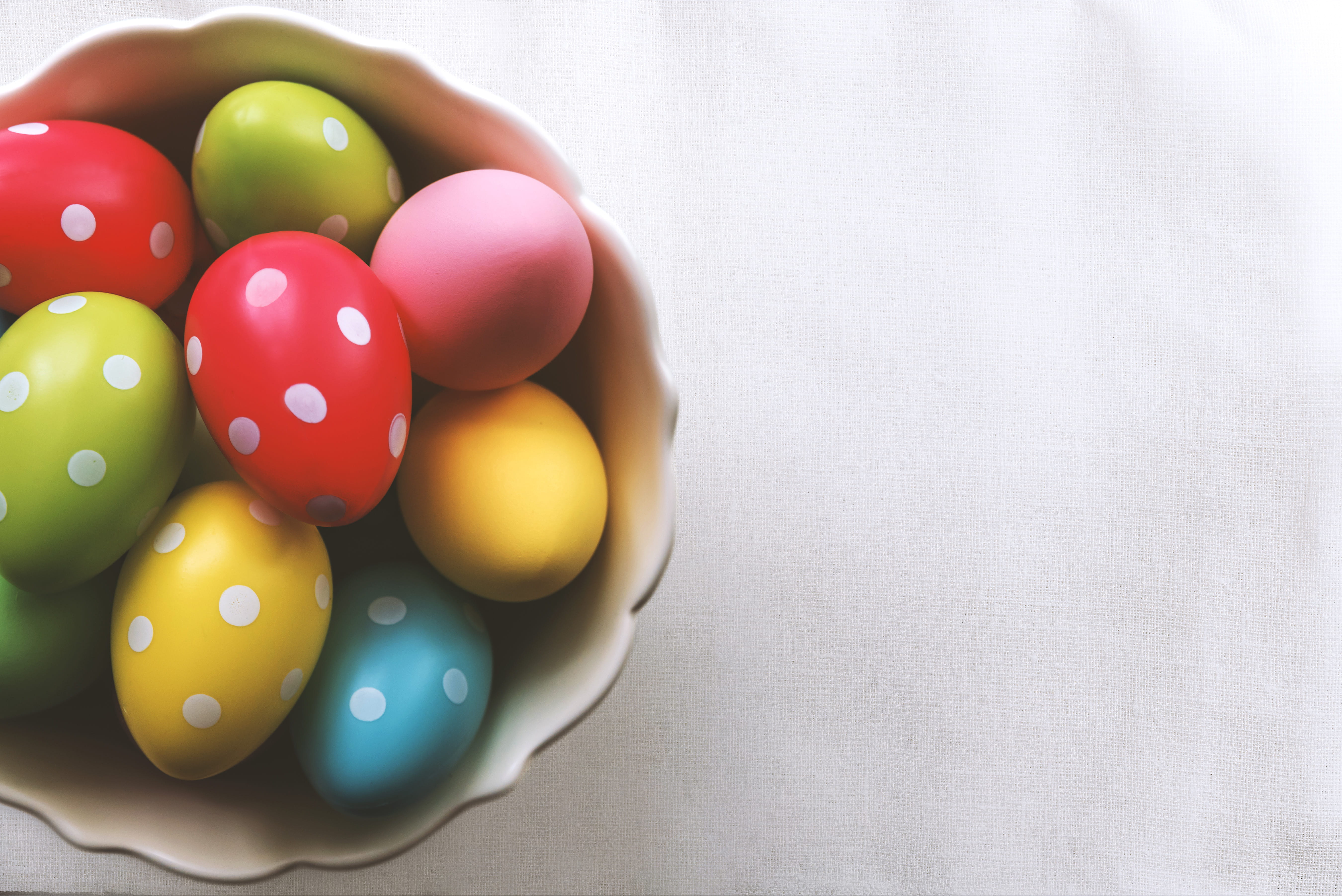 5K, close-up, full, directly above, happy, eggs, ball, pool ball, holiday, celebration, bowl, table, indoors, high angle view, copy space, easter, food, HD Wallpaper