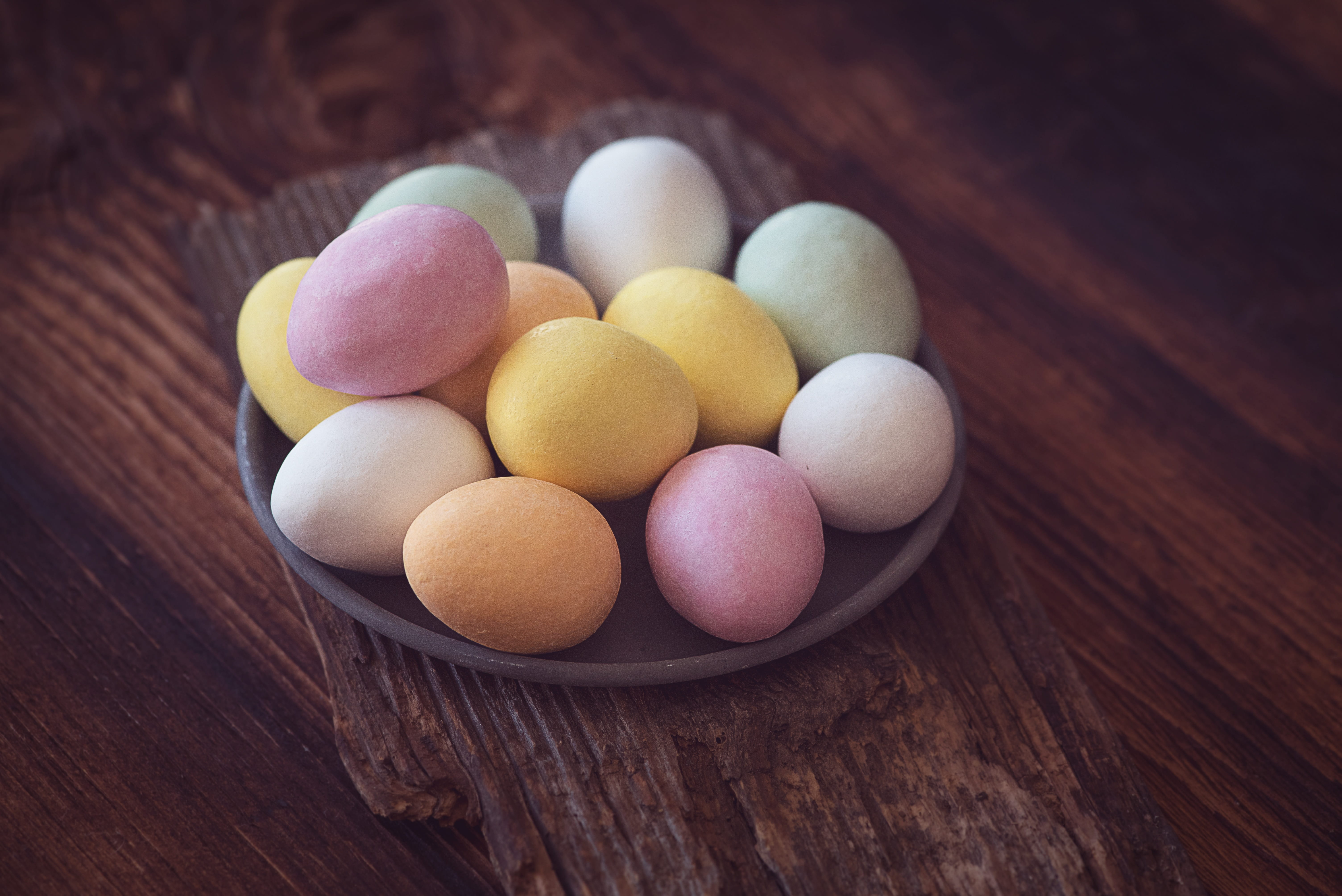 5K, sweet, food, eat, wood grain, group of objects, plate, food and drink, table, color, chocolate, egg, still life, wood - material, close-up, bowl, chocolate eggs, HD Wallpaper