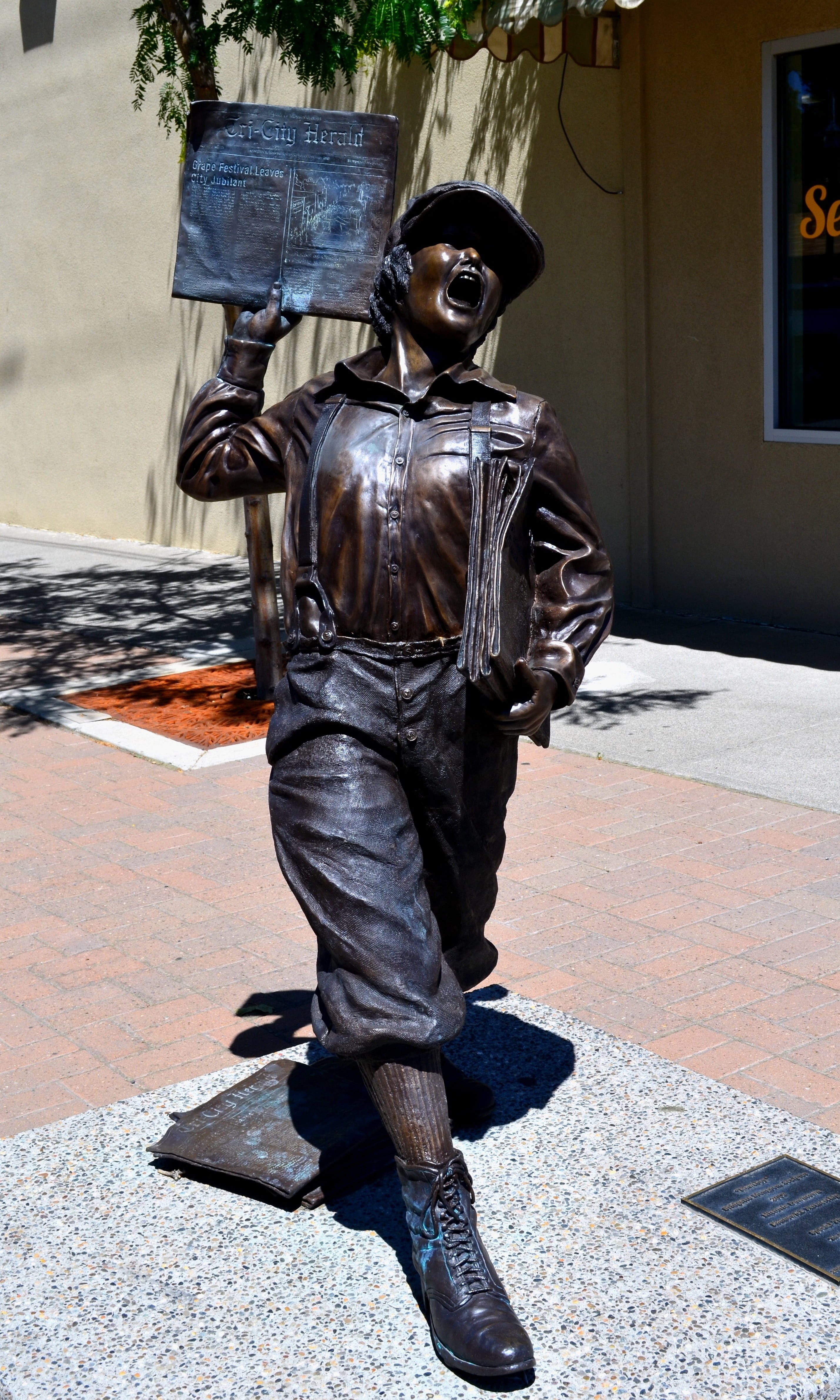 representation, 4K, statue, newspaper, newsboy, historic, communication, male likeness, sunlight, government, sculpture, symbol, historical, metal, media, Phone HD Wallpaper