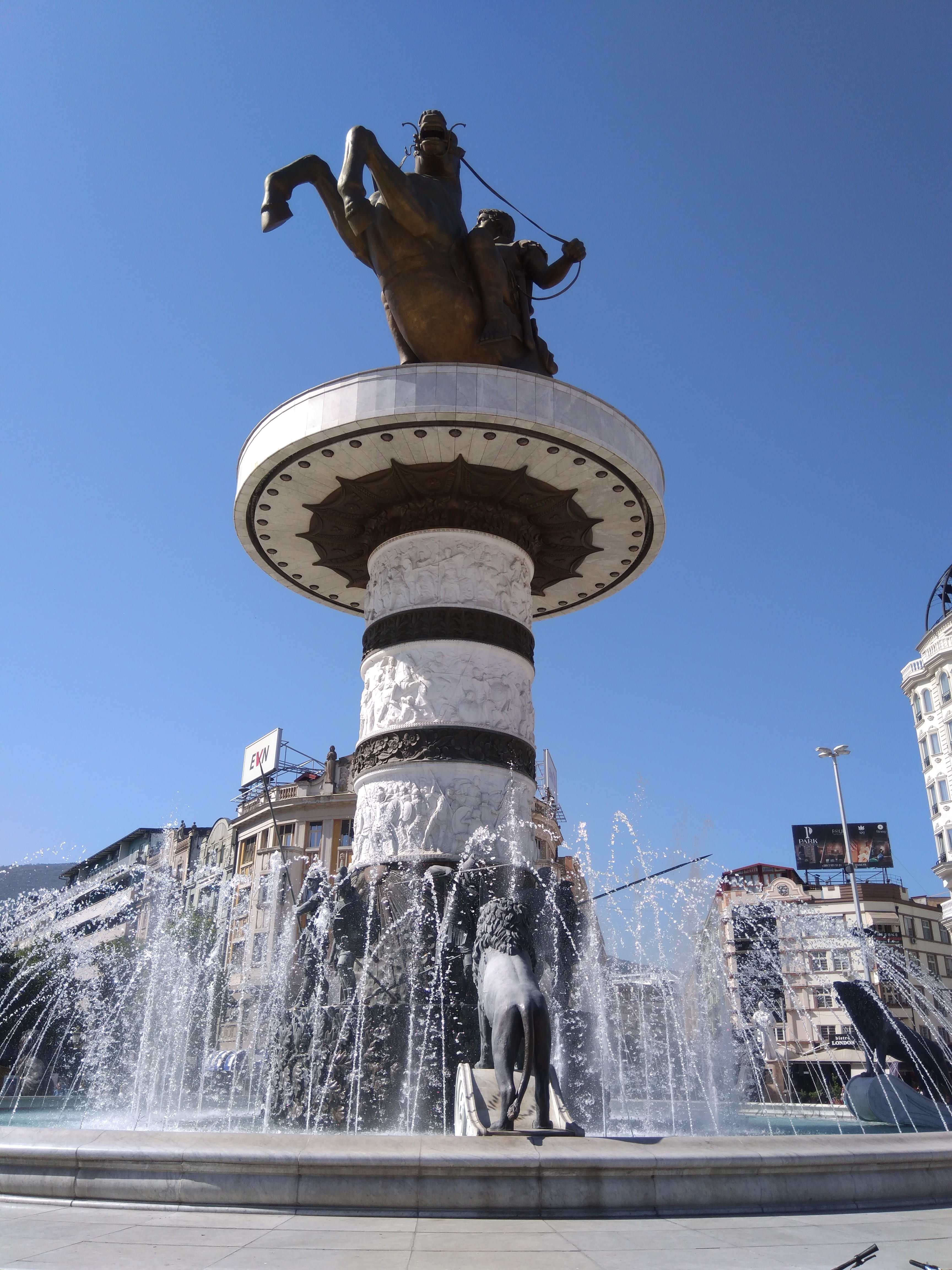 animal themes, spraying, flowing water, europe, representation, sculpture, water, 4K, motion, day, domestic, animal, sky, monument, building exterior, Phone HD Wallpaper