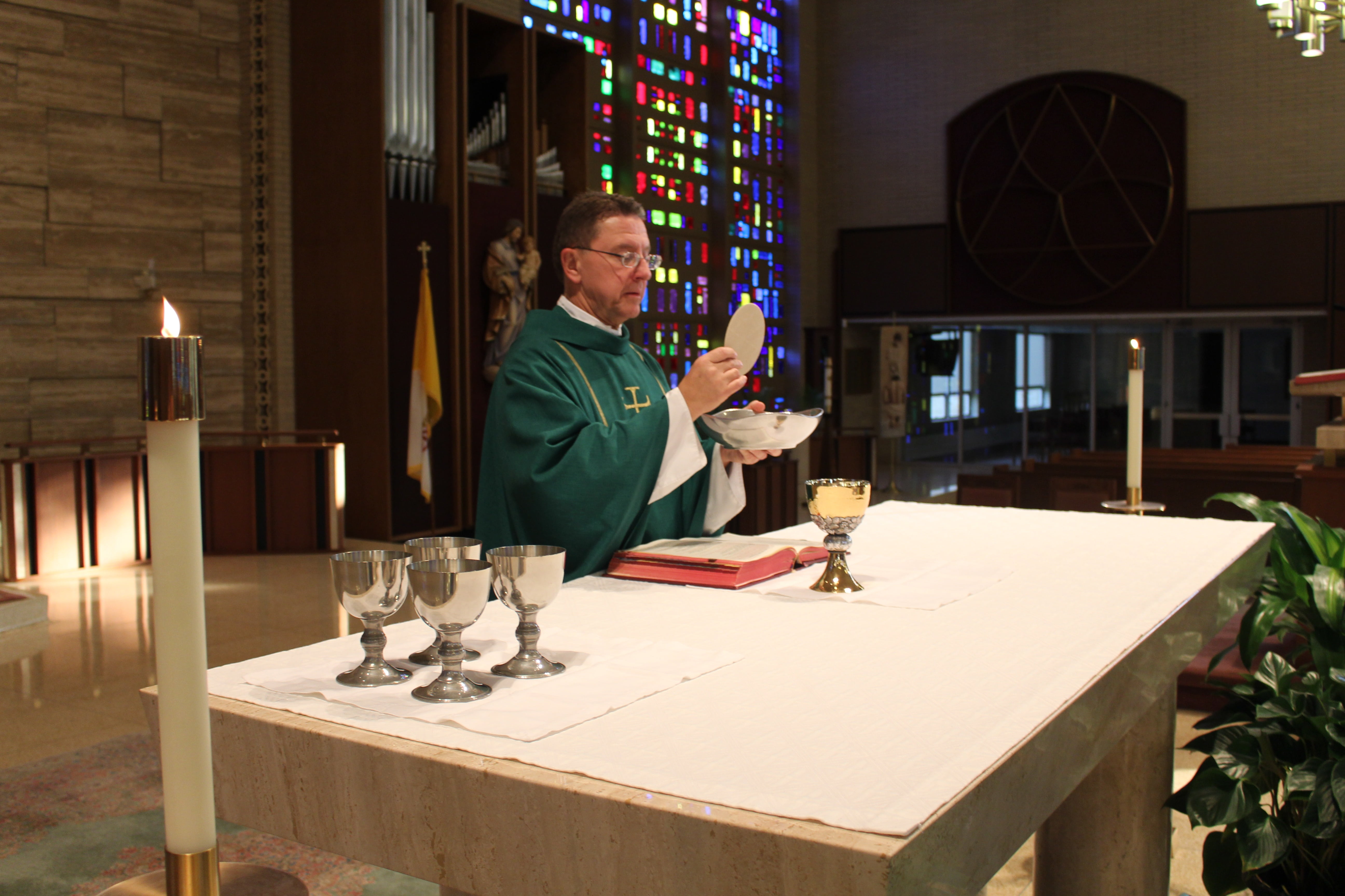 consecration, 5K, illuminated, people, leisure activity, sanctuary, concentration, casual clothing, restaurant, holding, lighting equipment, indoors, catholic mass, HD Wallpaper