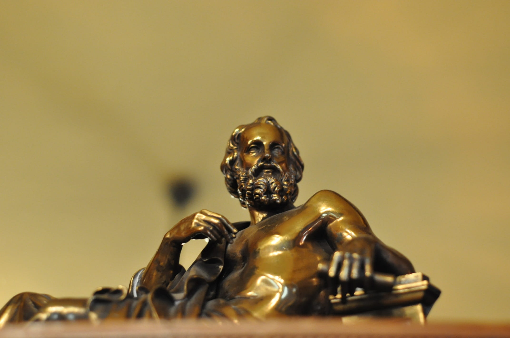 selective focus, 1080P, ancient civilization, shiny, photography, animal themes, creativity, history, gold colored, indoors, man, low, close-up, angle, HD Wallpaper