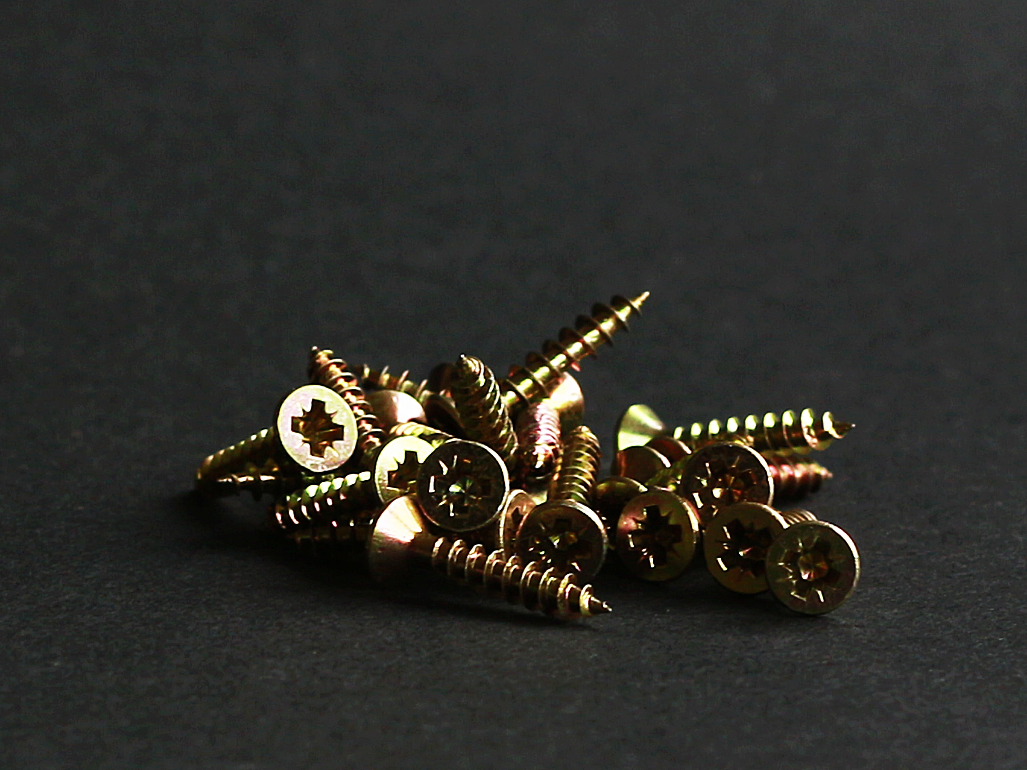 luxury, black background, 2K, selective focus, screw, wood screws, thread, ornate, table, jewelry, necklace, iron, still life, bead, metal, gray background, HD Wallpaper