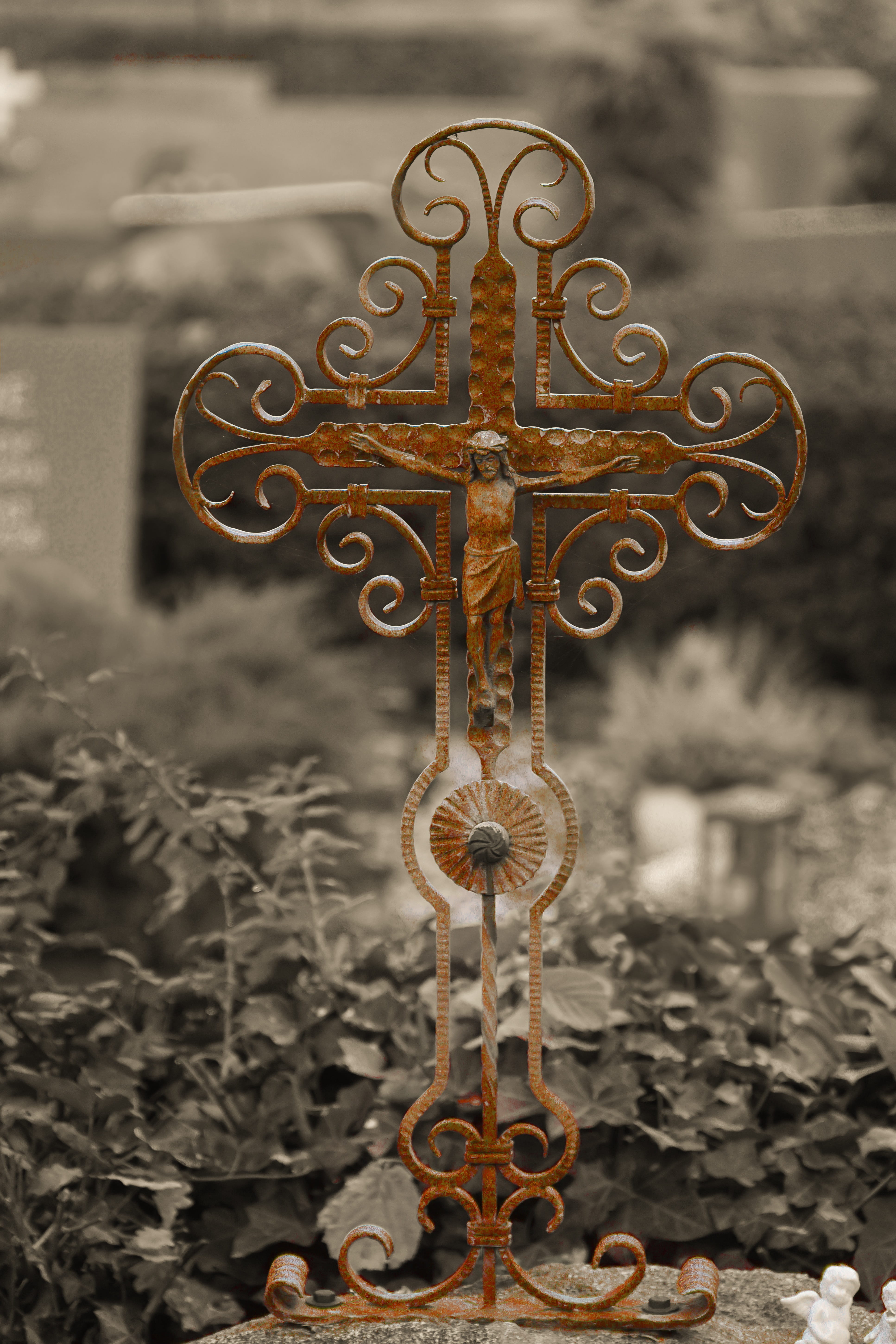 safety, chain, no people, grave, spirituality, cross, design, security, belief, funeral, focus on foreground, ornate, outdoors, religion, religious equipment, Phone HD Wallpaper