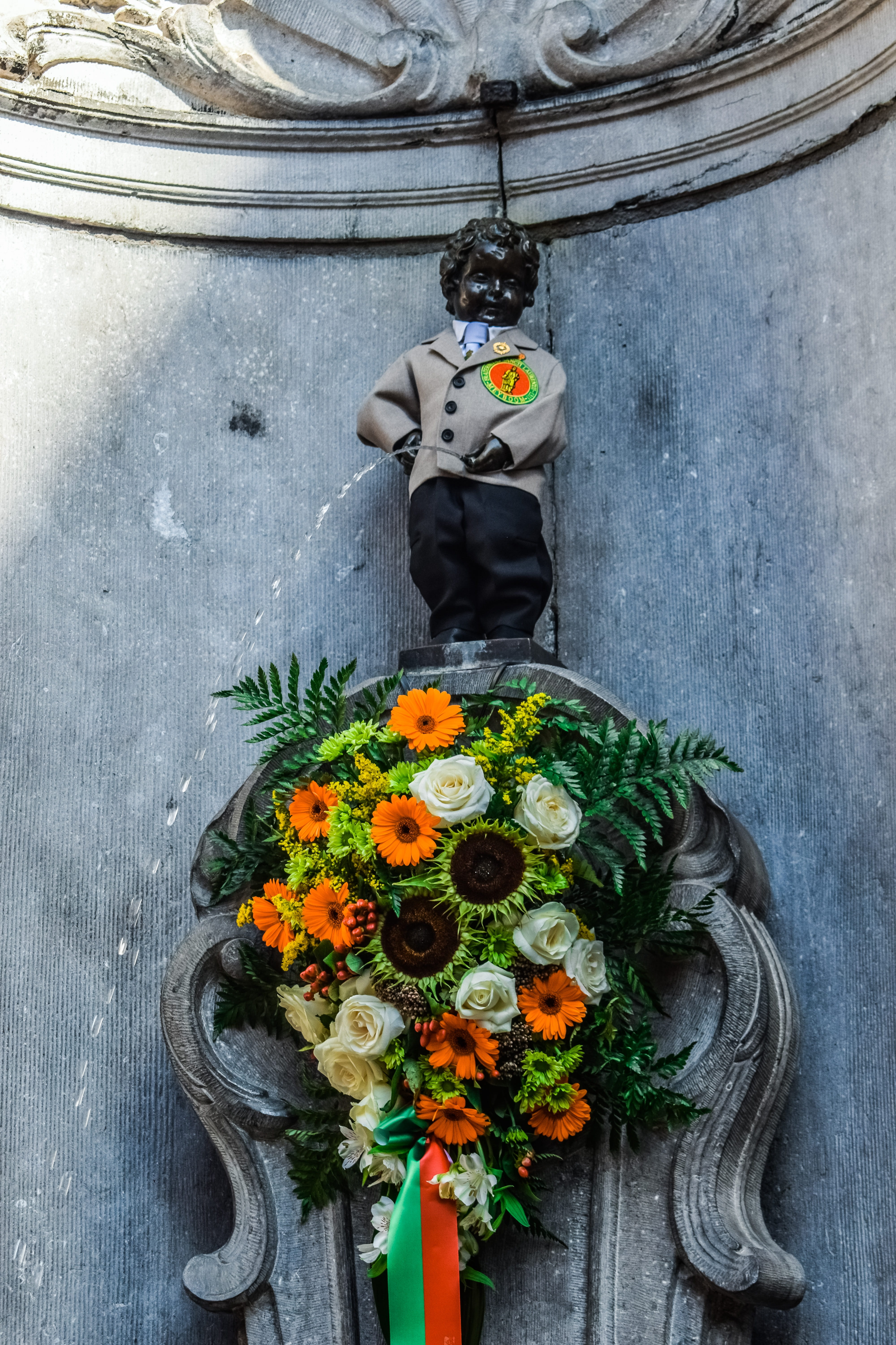 sculpture, indoors, no people, manneken pis, bouquet, nature, flower, male likeness, bronze, spirituality, belief, landmark, belgium, human representation, Phone HD Wallpaper