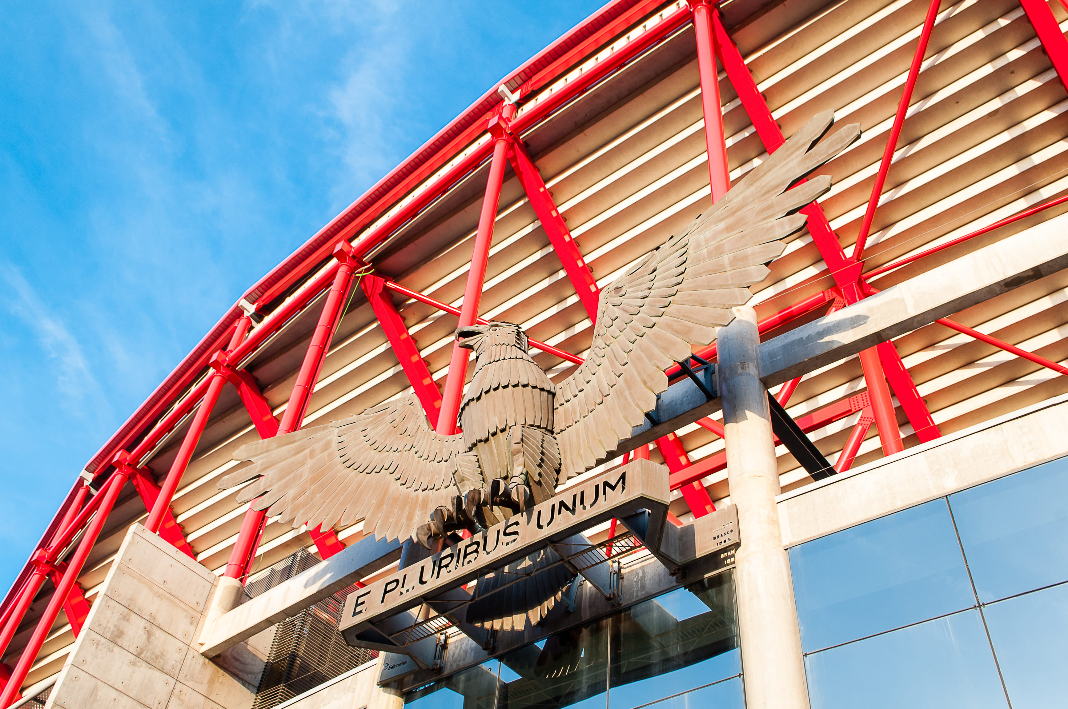 aguila, futbol, architecture, building, rojo, estádio sport lisboa e benfica, text, jogo, red, low angle view, no people, communication, sunlight, nature, HD Wallpaper
