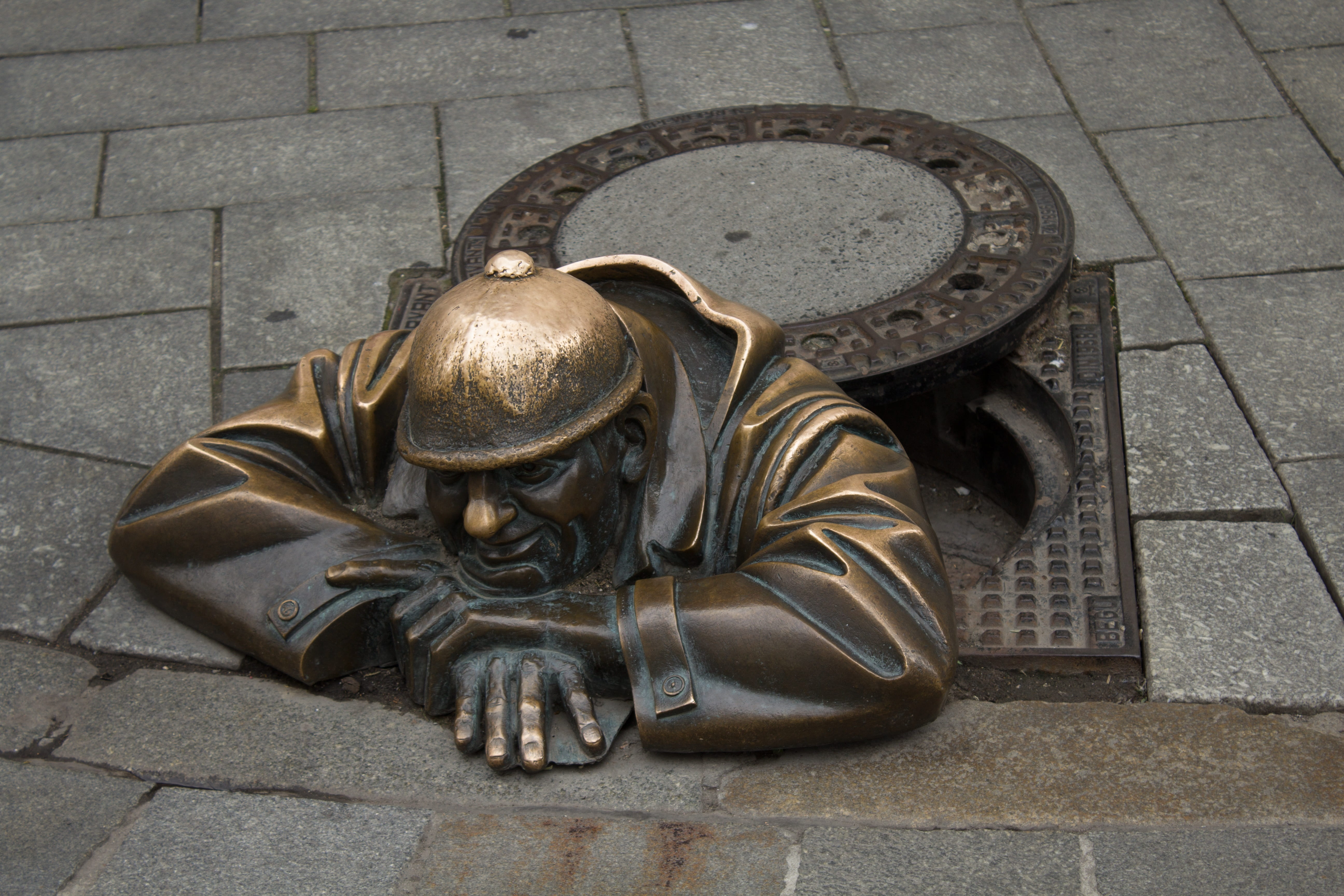 sidewalk, craft, no people, human representation, cobblestone, high angle view, bronze sculpture, creativity, statue, architecture, sculpture, city, footpath, HD Wallpaper
