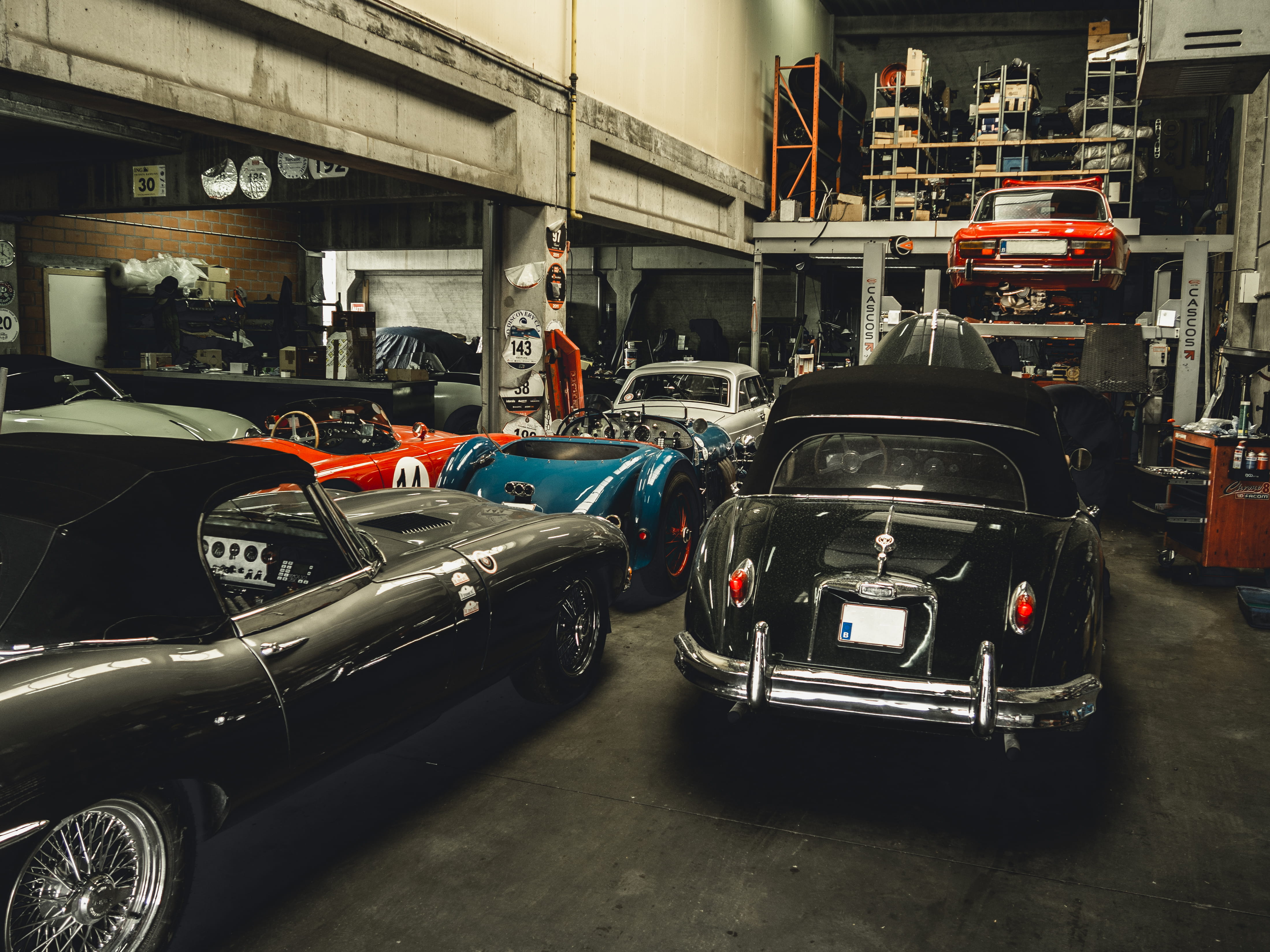 vintage car, retro styled, bumper, car, car show, automobile, motor vehicle, city, bus, human, outdoors, mode of transportation, wheel, land vehicle, built structure, HD Wallpaper