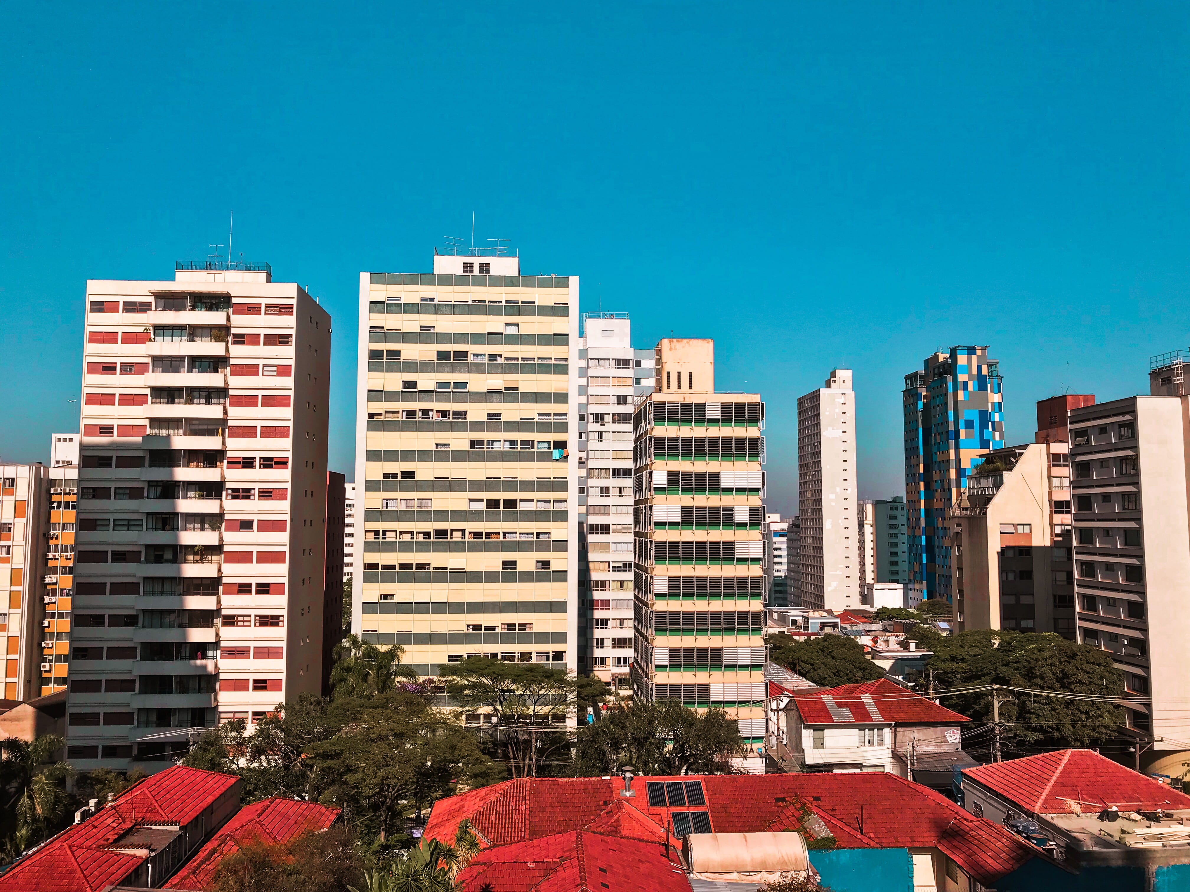 residential district, cityscape, 4K, architecture, nature, building, blue, copy space, plant, prédios, office building exterior, city, sky, landscape, HD Wallpaper