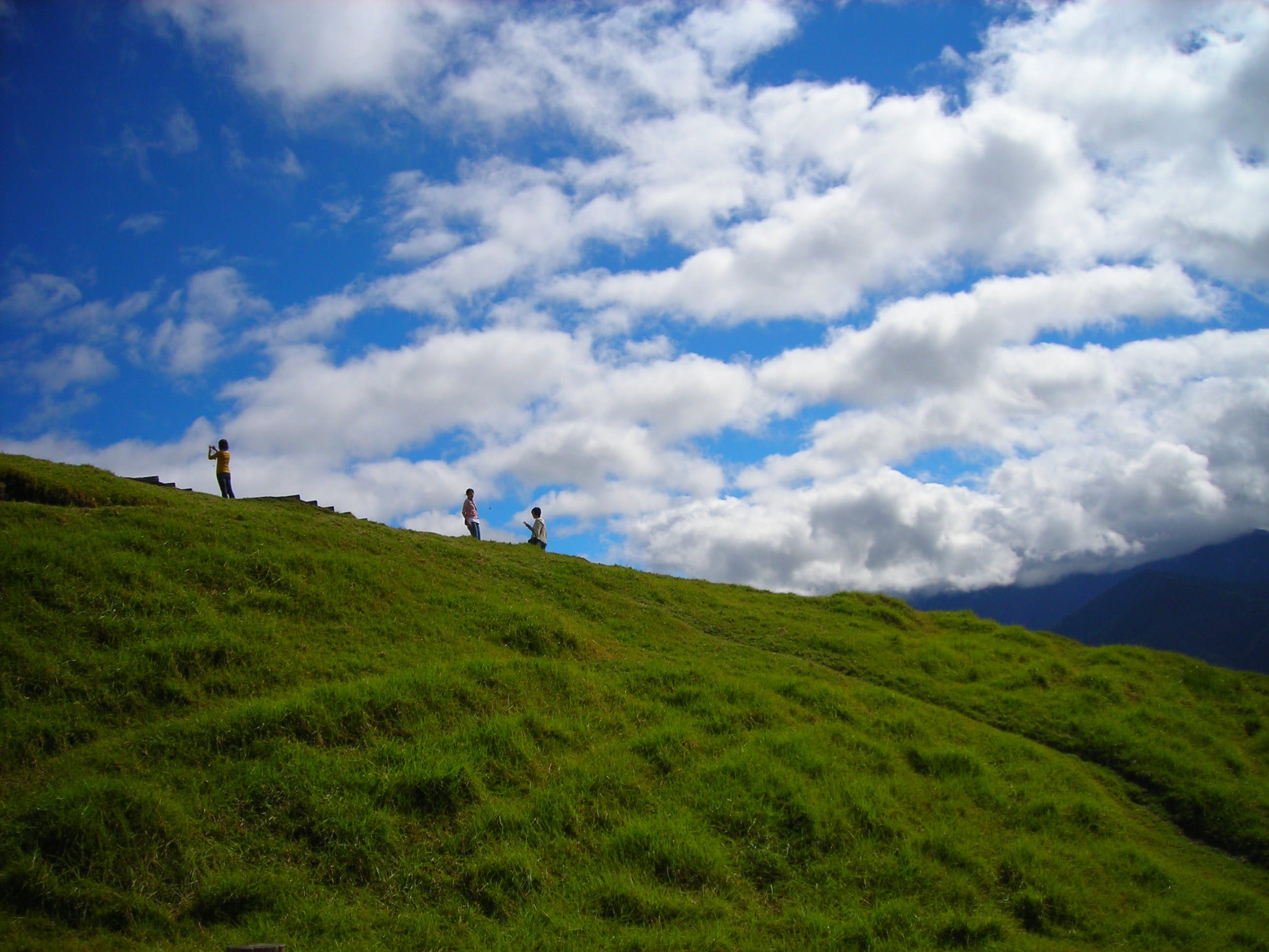 leisure activity, Hill, mountains, grass, environment, nature, sky, mountain, lifestyles, cloudscape, plant, tranquility, land, 2K, people, small hill, HD Wallpaper