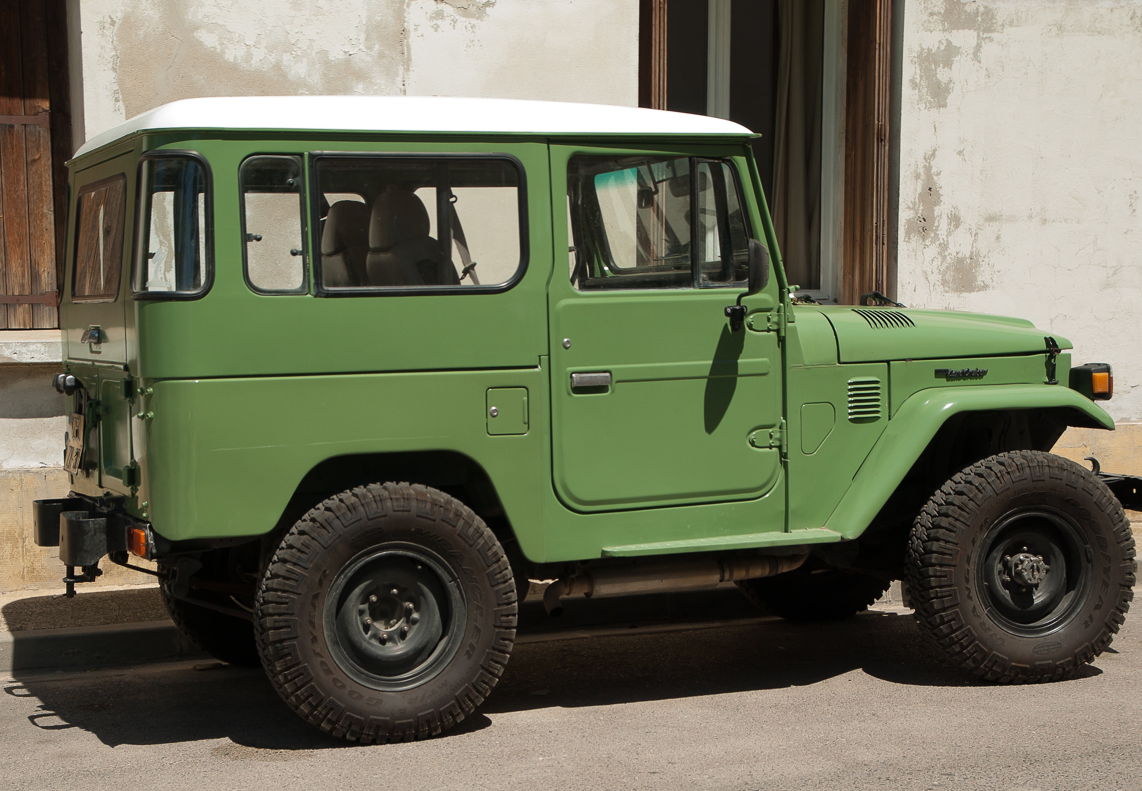 day, 2K, architecture, retro styled, all terrain, building exterior, city, street, wheel, car, stationary, land Vehicle, old, vehicle, window, motor vehicle, HD Wallpaper
