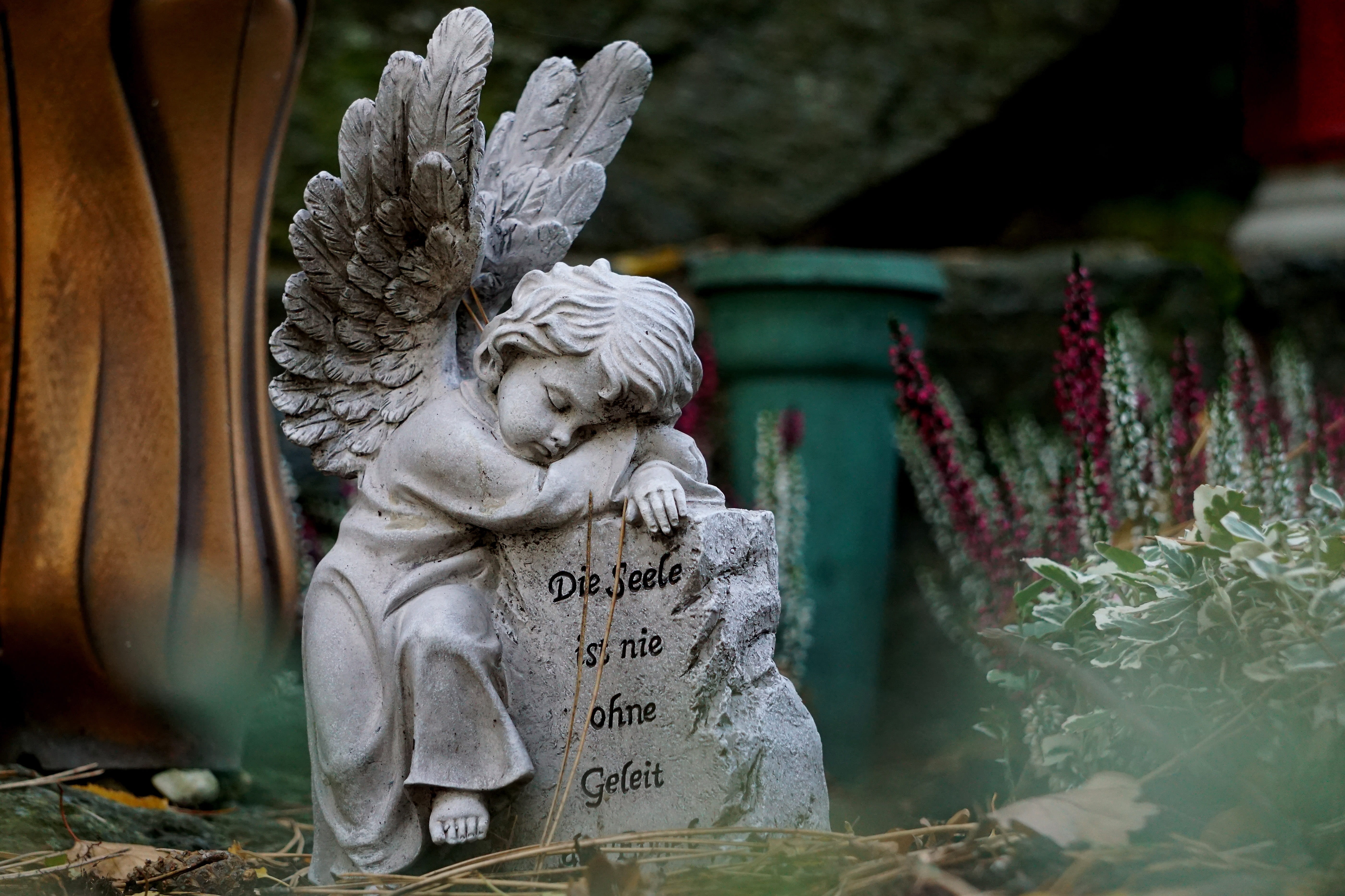 craft, female likeness, angel wings, soul, human representation, grave, wings, no people, all saints, day, figurine, flower, red, the tomb spell, grave of angels, HD Wallpaper