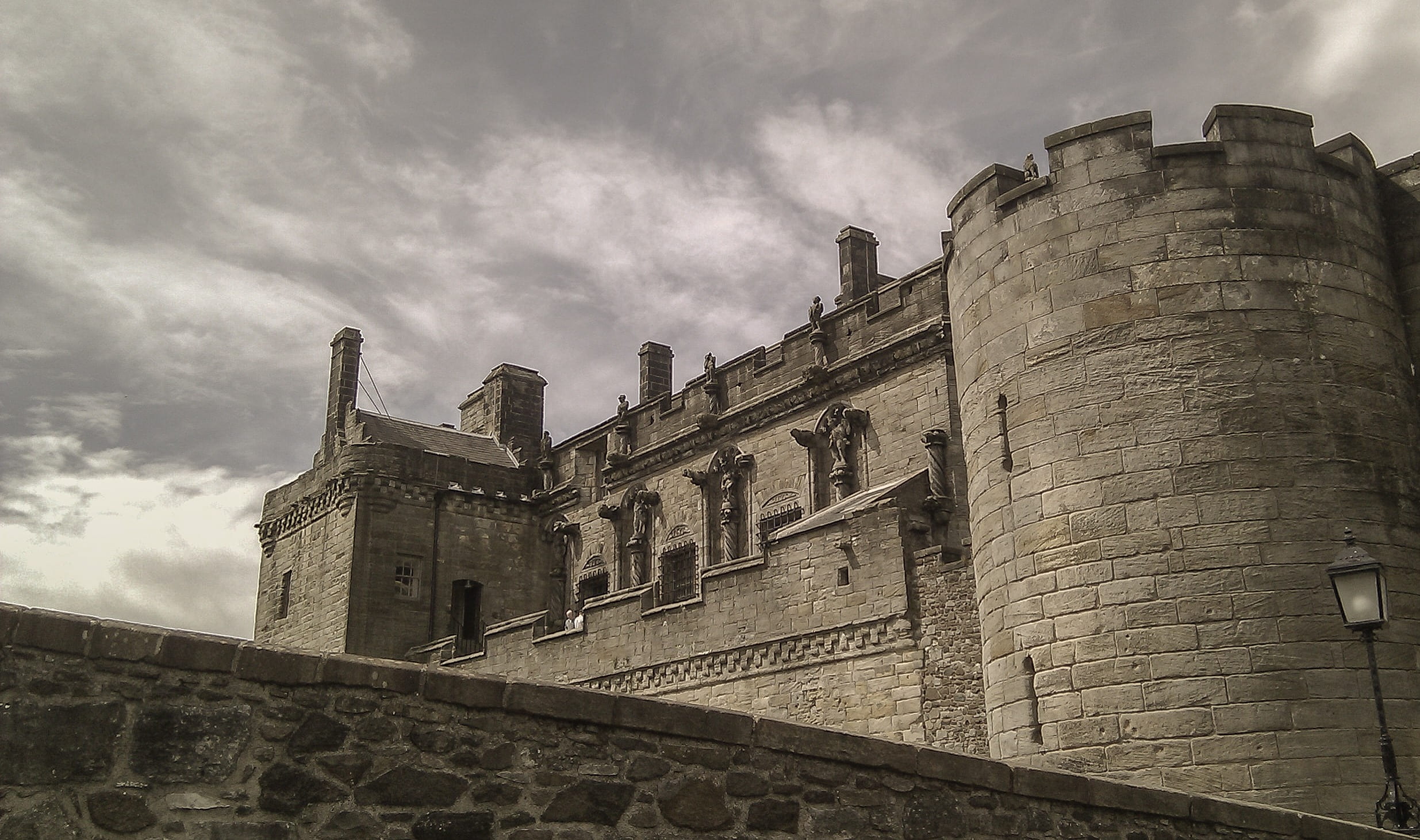 brick, cloud - sky, architecture, stirling, 1080P, low angle view, city, building exterior, built structure, travel destinations, stirling castle, scotland, HD Wallpaper
