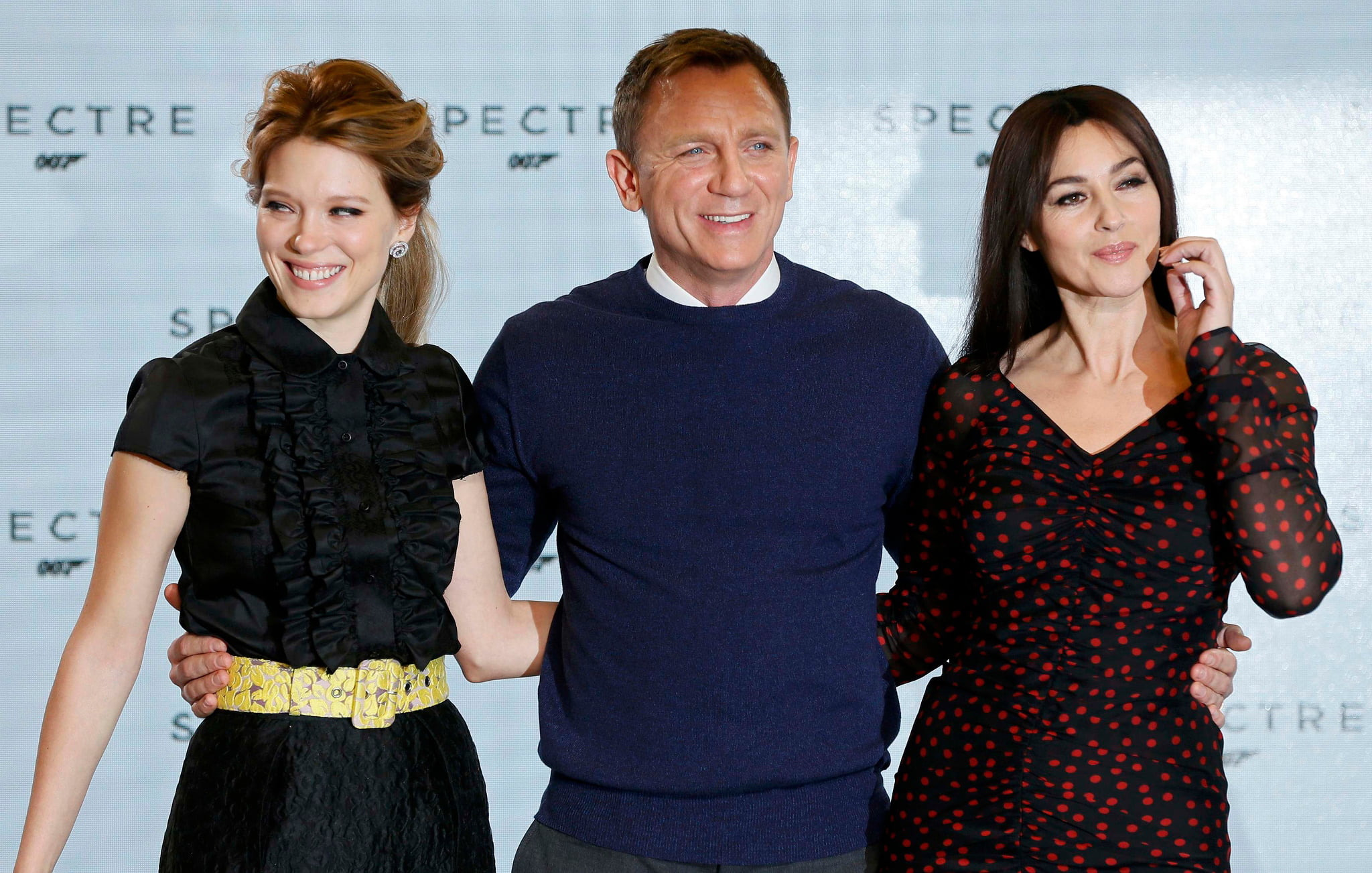 looking at camera, Spectre, females, casual clothing, daniel, front view, emotion, portrait, 007:RANGE, coworker, smiling, Monica Bellucci, indoors, Daniel Craig, HD Wallpaper