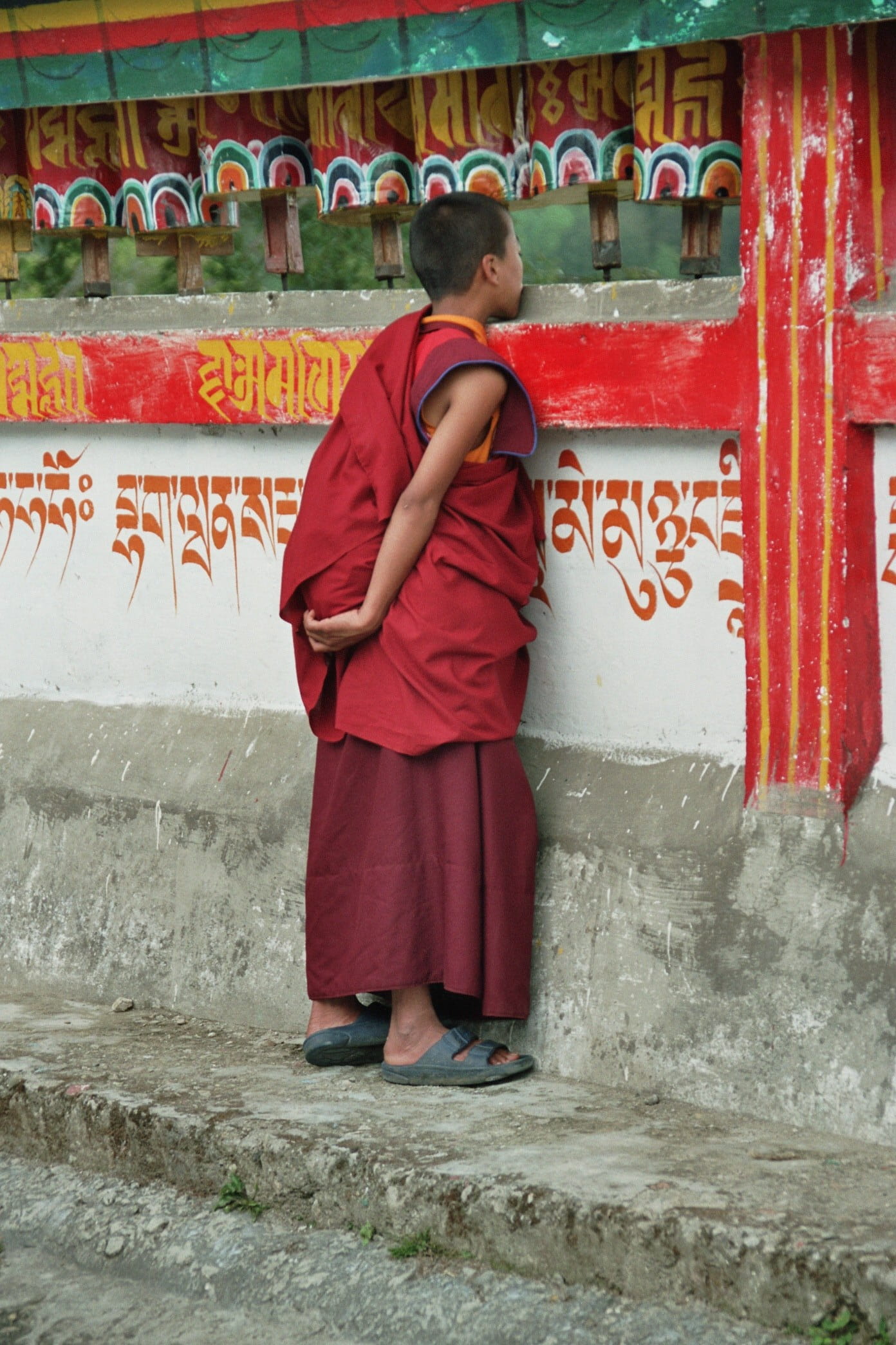 Rumtek, built structure, casual clothing, monastery, lifestyles, real people, mature adult, full length, communication, architecture, women, Monk, view, Phone HD Wallpaper