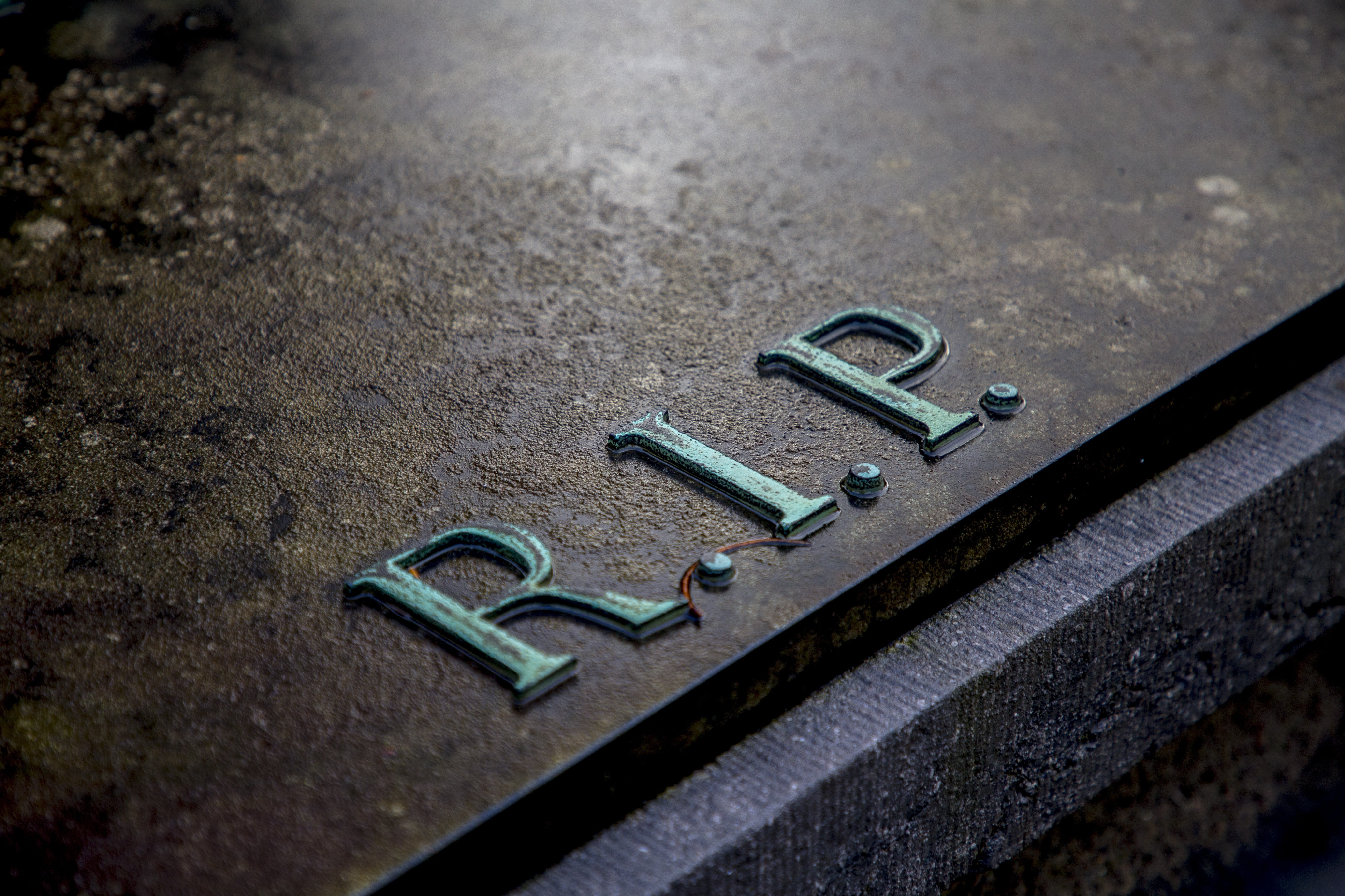 selective focus, work tool, rip, outdoors, key, city, grave, rest in peace, close-up, indoors, land vehicle, death, text, high angle view, still life, number, HD Wallpaper