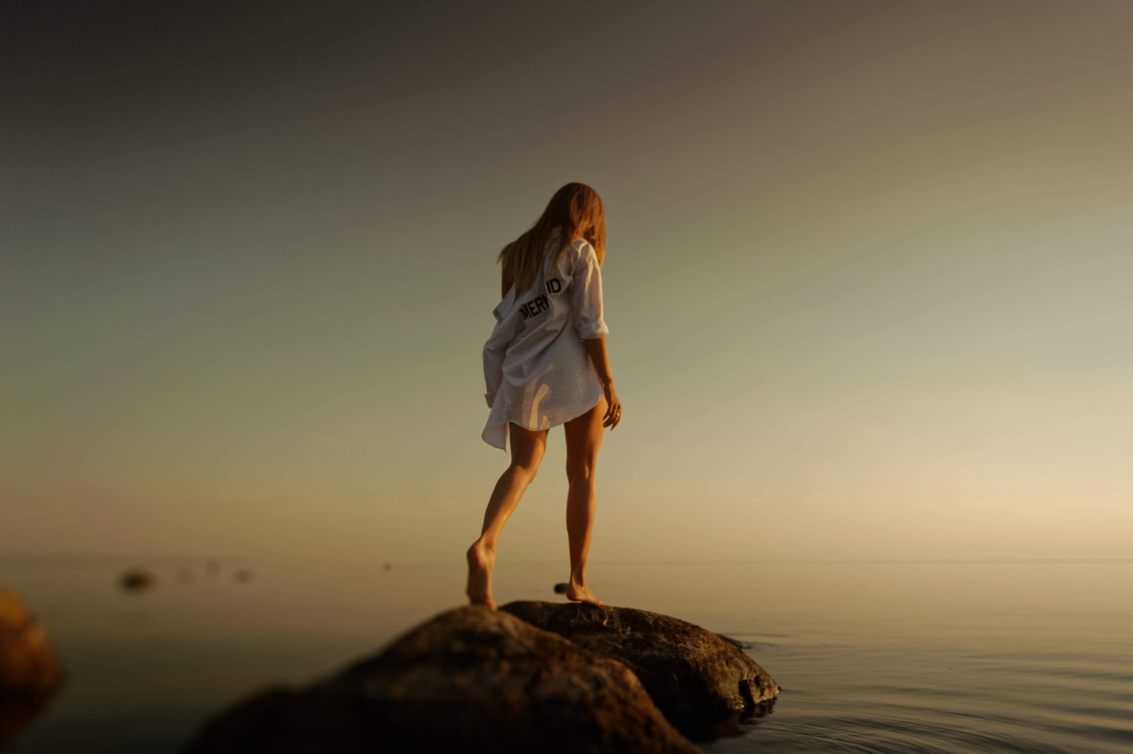 alone, girl, caucasian Ethnicity, sun, gloomy, standing, females, women, coastline, skyline, daytime, lifestyles, beauty, walking, one Person, sky, relaxation, HD Wallpaper