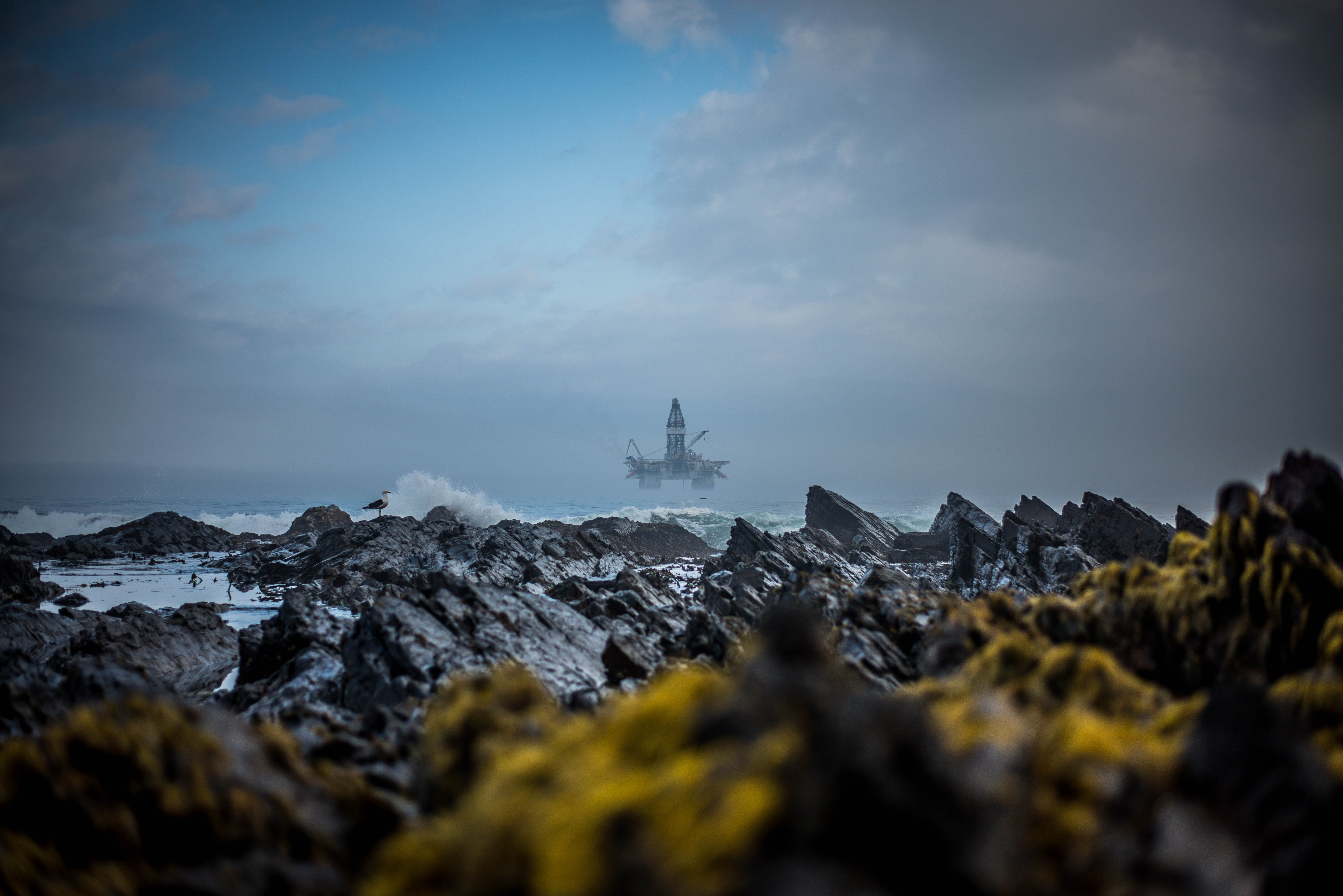 sky, no people, scenics - nature, mist, dark, 5K, architecture, building, crashing, gray, coast, rocks, rock, waves, land, sea point, ocean, black, oil rig, HD Wallpaper