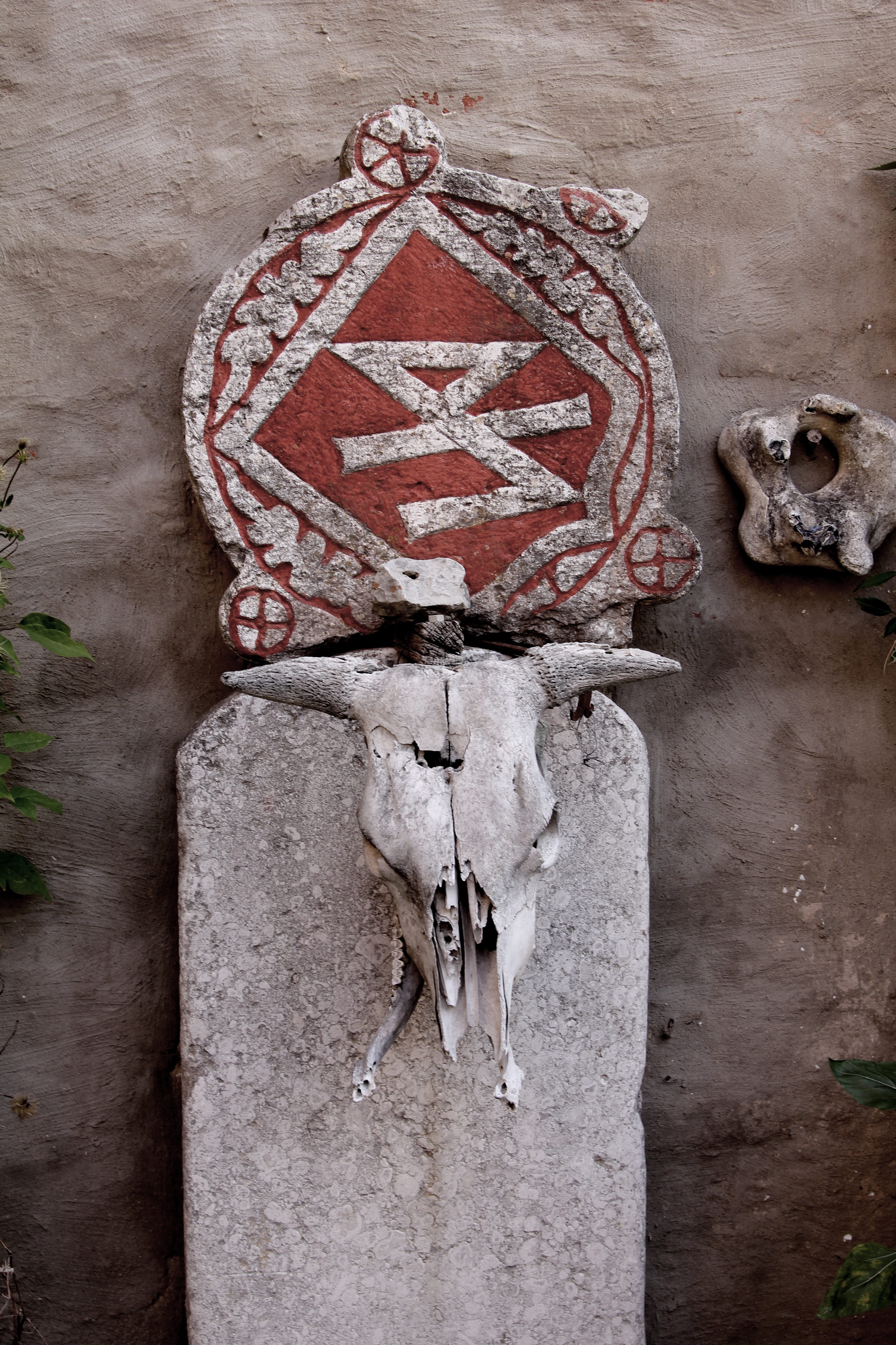 Headstone, ancient, day, german, tombstone, war, history, grunge, wall - building feature, grave, human representation, north, historical, cemetery, representation, Phone HD Wallpaper