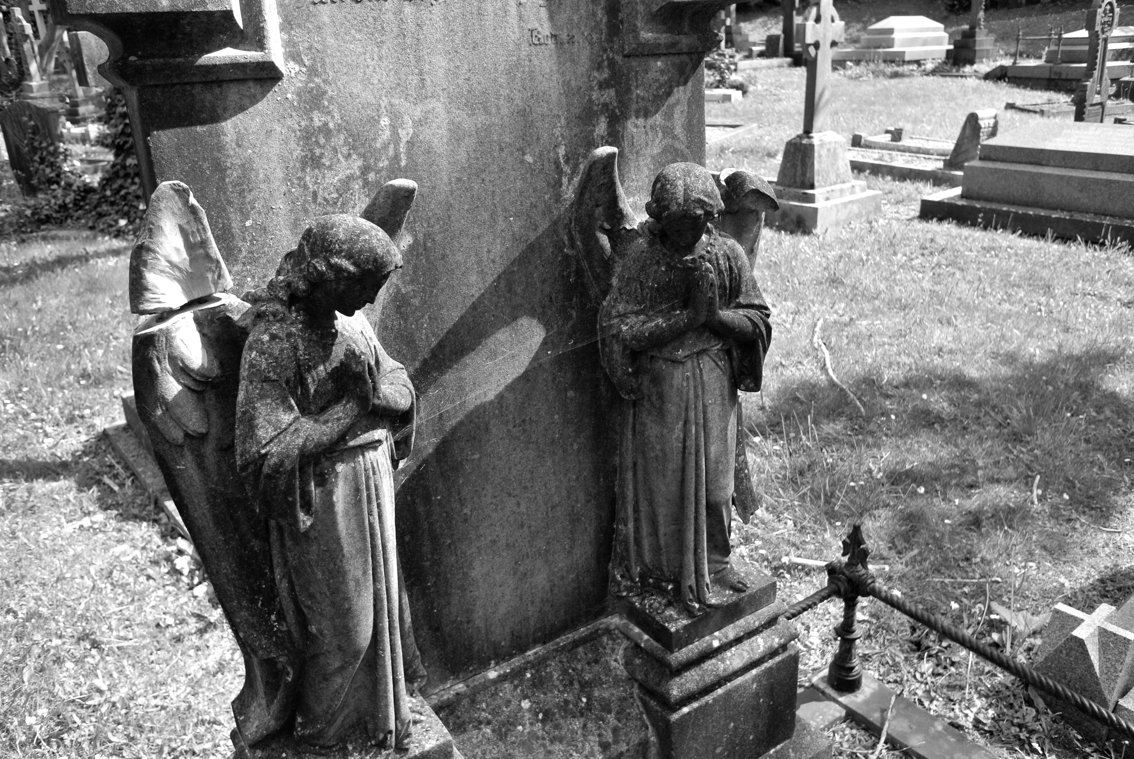britain, holy, no people, burial, outdoors, carving, angelic, ghostly, art and craft, photo, stone, nature, statue, spirituality, mono, bw, representation, HD Wallpaper