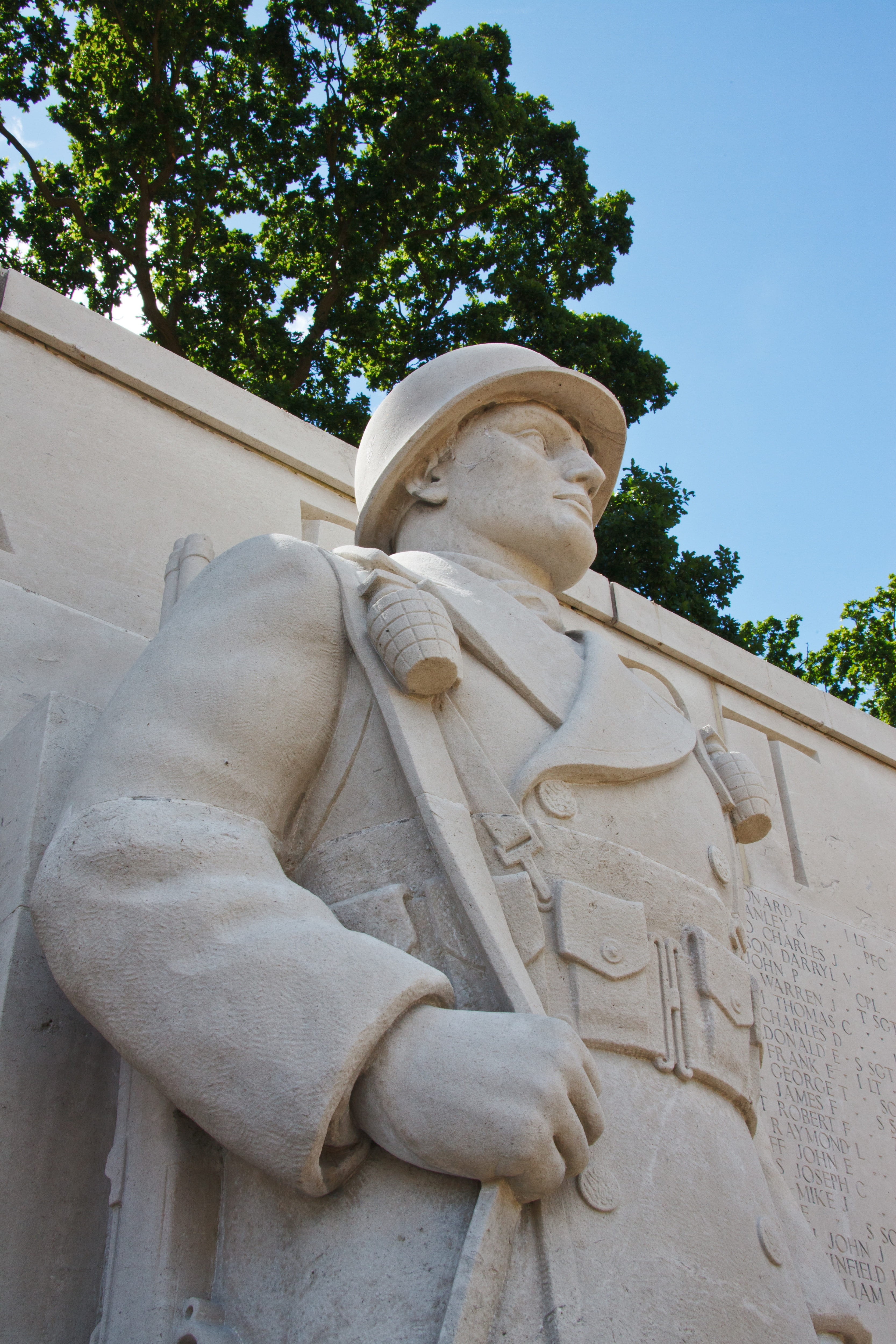 landmark, wwii, Army, plant, outdoors, sculpture, symbol, Dead, army, day, soldier, wall, nature, representation, architecture, statue, no people, tree, Phone HD Wallpaper