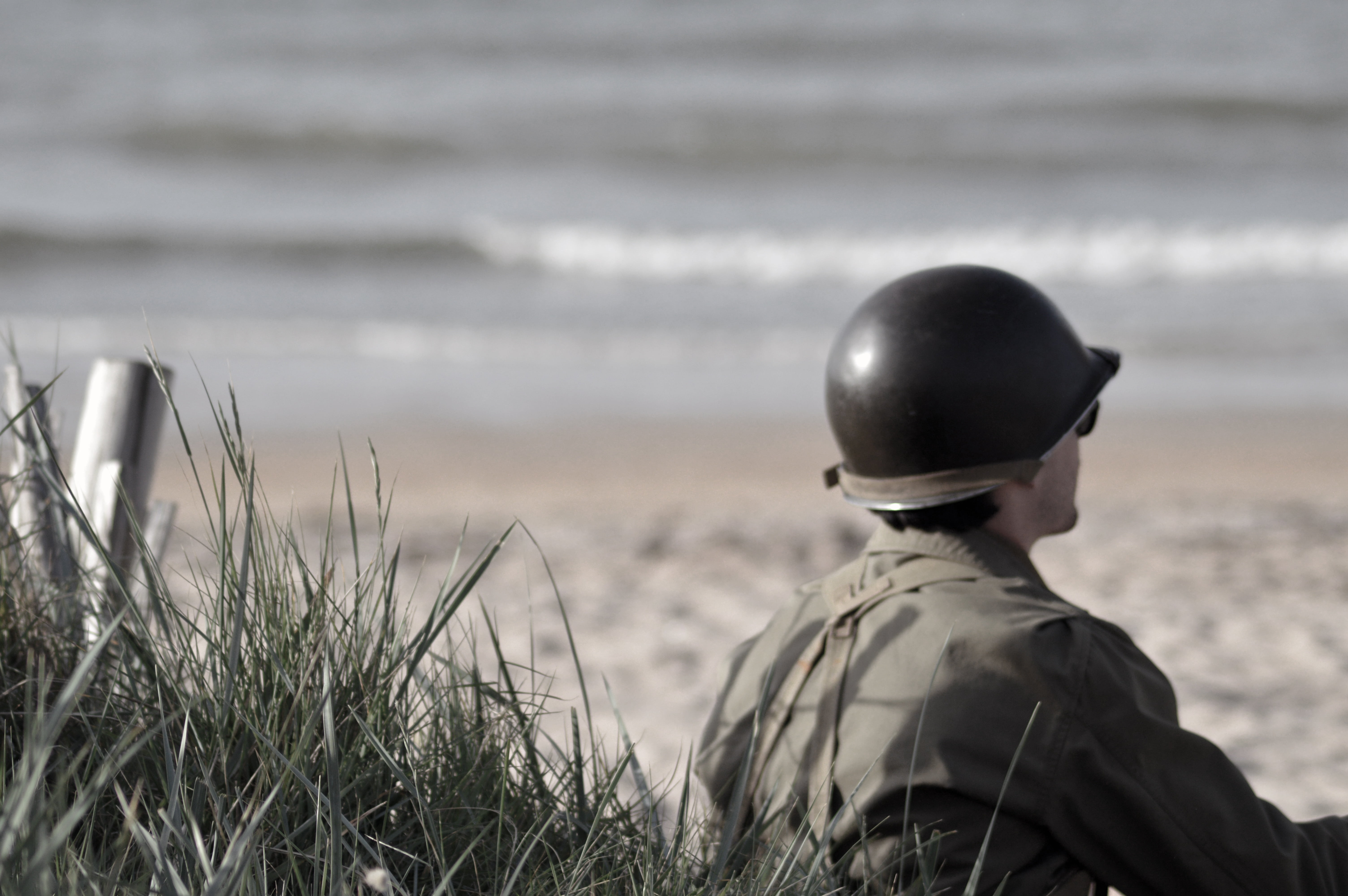 army helmet, looking at view, headwear, d day, 5K, only, headshot, helmet, grayscale, black, rear view, soldier, nature, army, man, american, wearing, HD Wallpaper