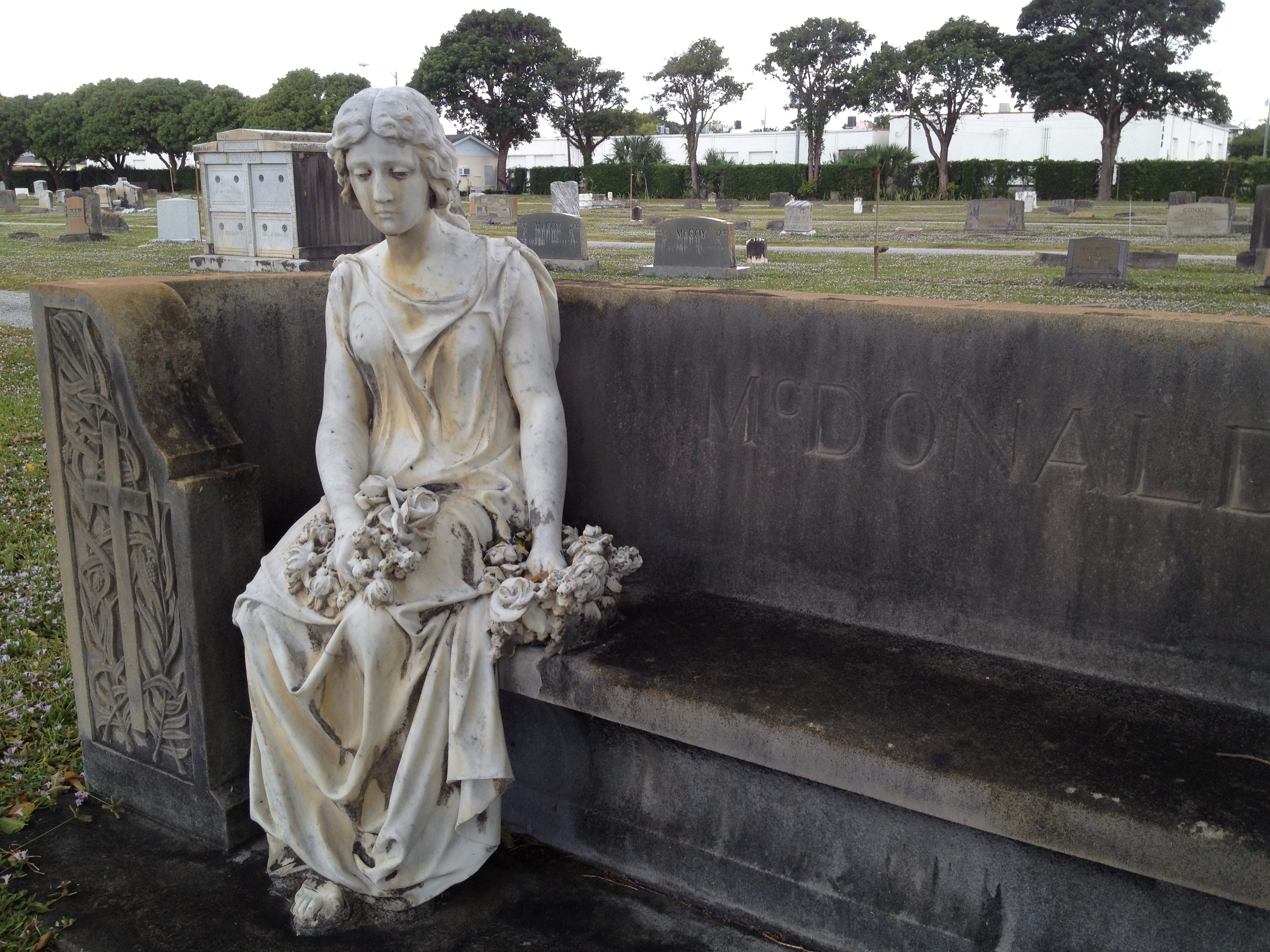 statue, burial, plant, monument, male likeness, concrete, bench, no people, dead, architecture, s, tree, angel, female likeness, representation, graveyard, HD Wallpaper