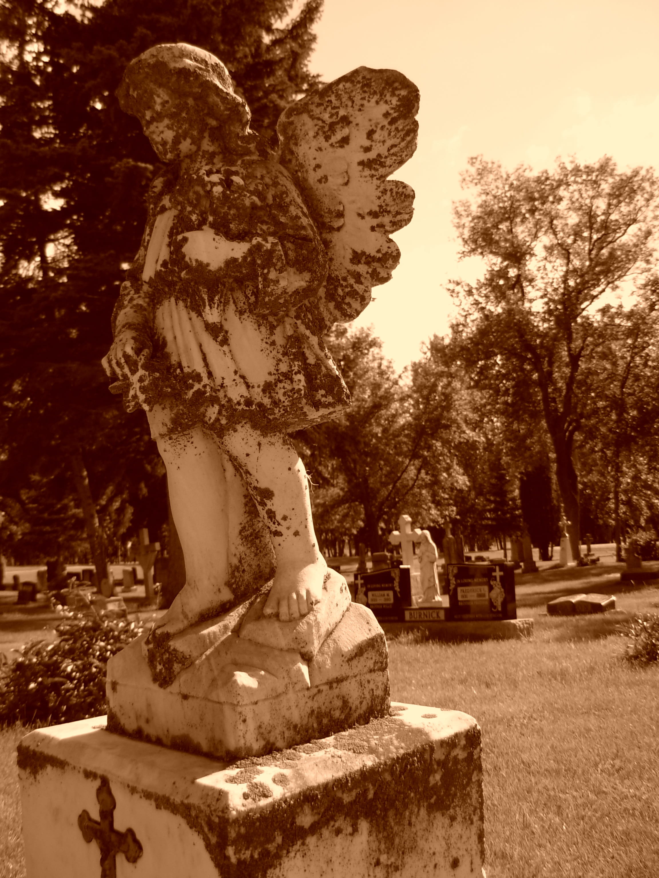 sculpture, tombstone, stone material, memorial, graveyard, gothic, human representation, art and craft, nature, sunlight, sky, spooky, outdoors, religious, Phone HD Wallpaper