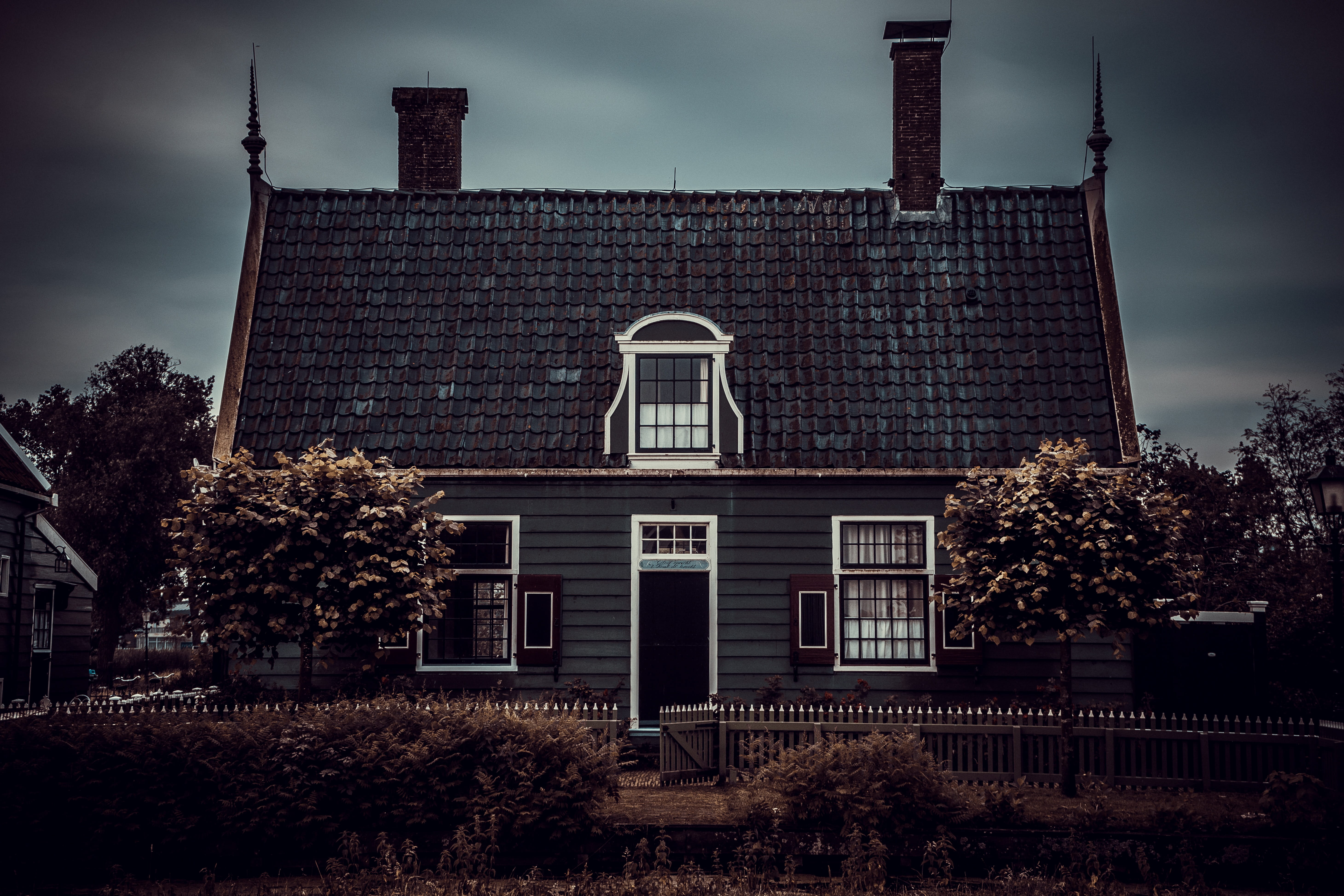 architecture, facade, dangerous, dark, day, holland, old houses, ghostly, tree, built structure, no people, creepy, building, haunted house, plant, residential district, HD Wallpaper