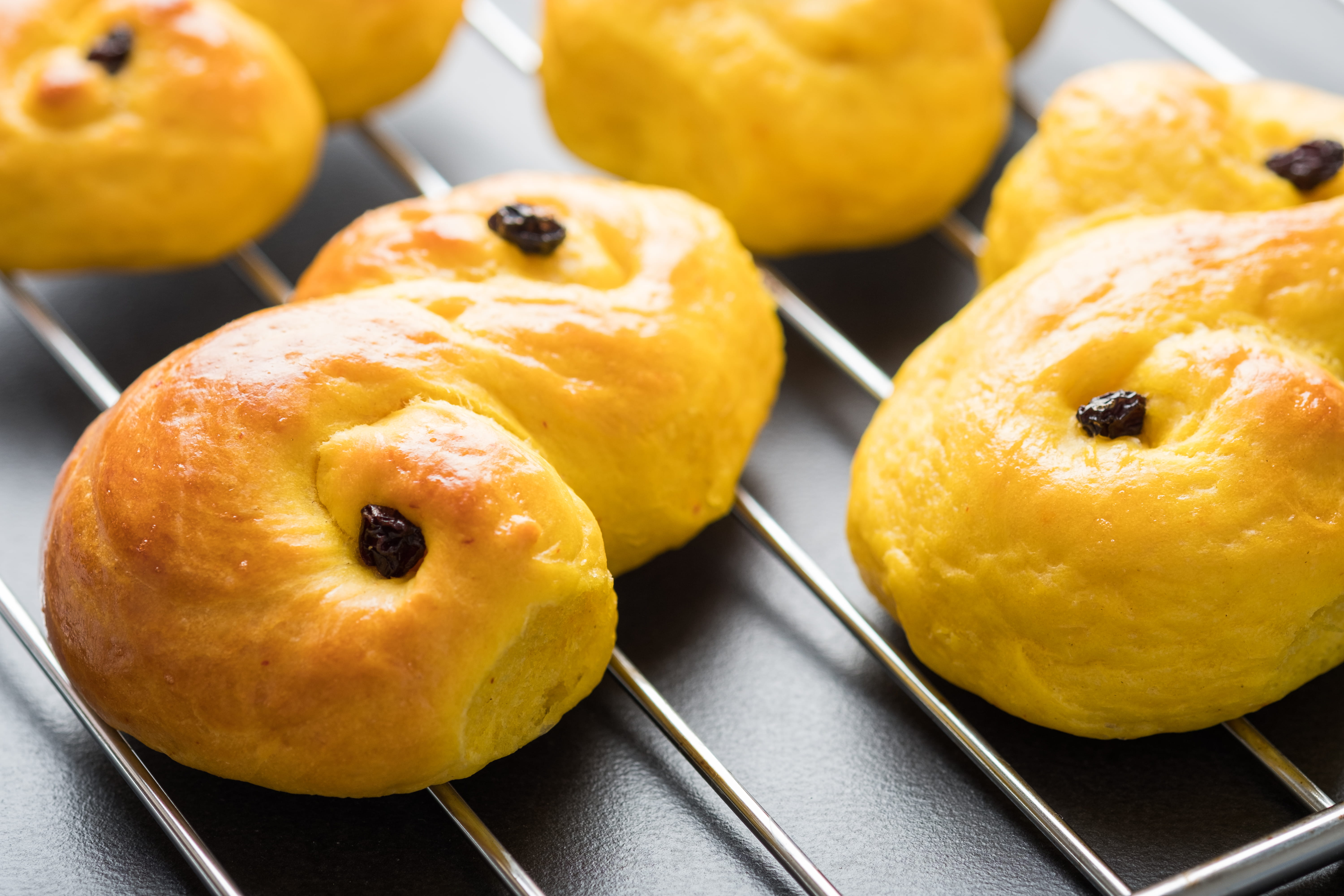 indoors, orange, sverige, sweet, focus on foreground, lussekatter, traditional baking, fruit, lussebullar, united kingdom, group of objects, freshness, HD Wallpaper