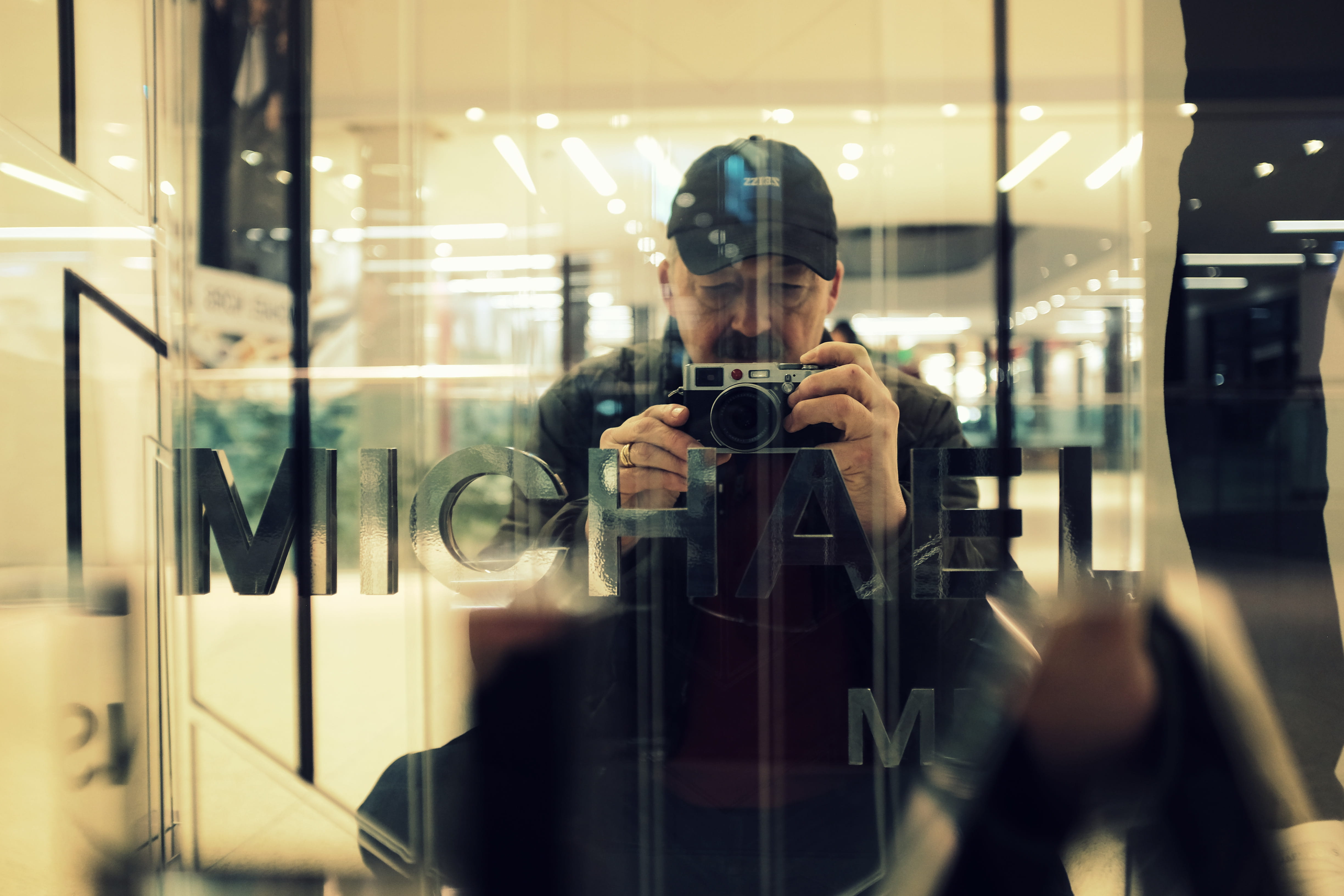 technology, window, leisure activity, camera, glass, photographer, kors, tired, digital camera, glass - material, mirror, reflection, shopping, selective focus, HD Wallpaper