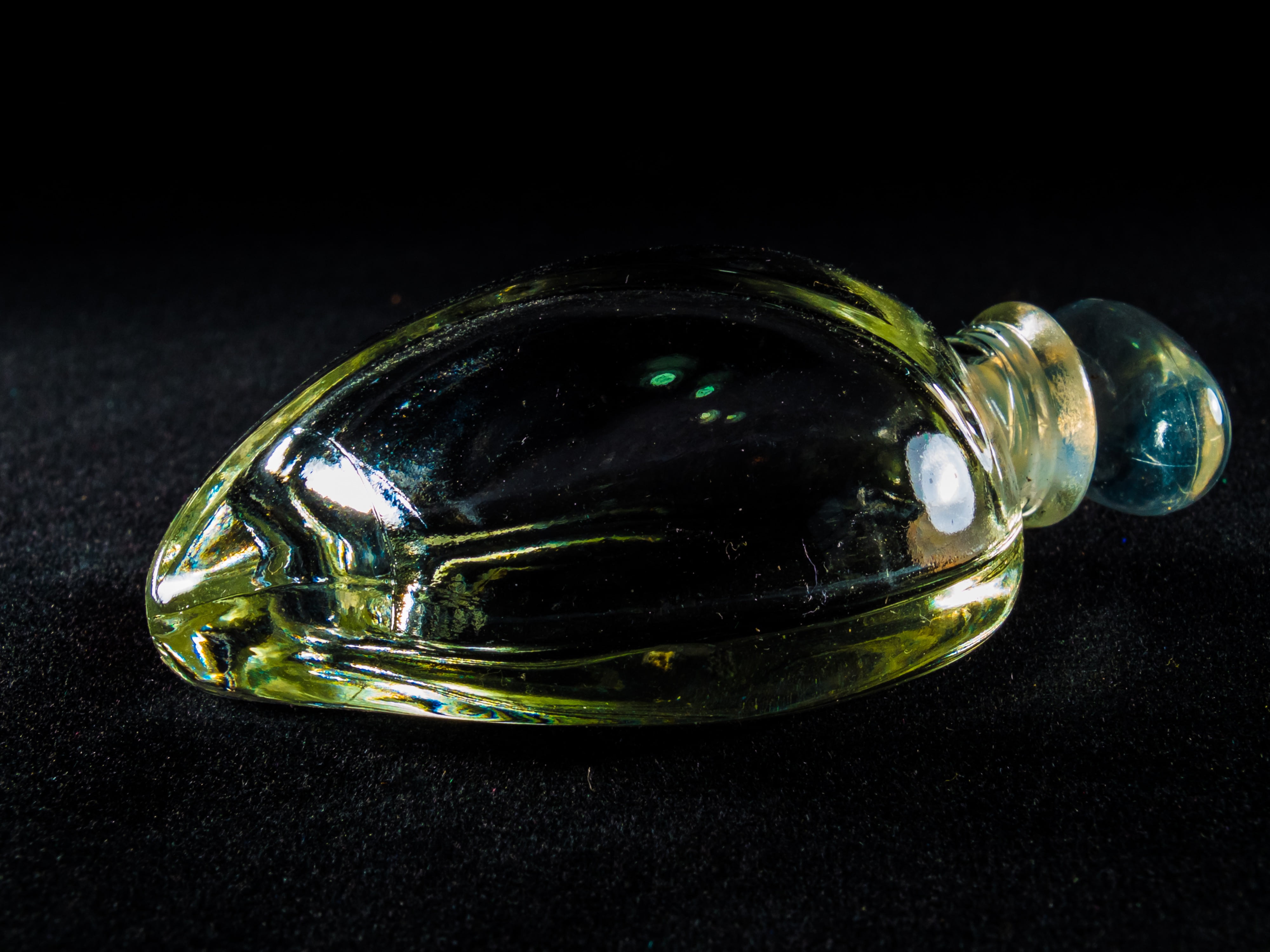 luxury, wellbeing, 4K, glass bottle, freshness, perfume bottle, indoors, studio shot, healthy eating, perfume, no people, transparent, glass - material, HD Wallpaper
