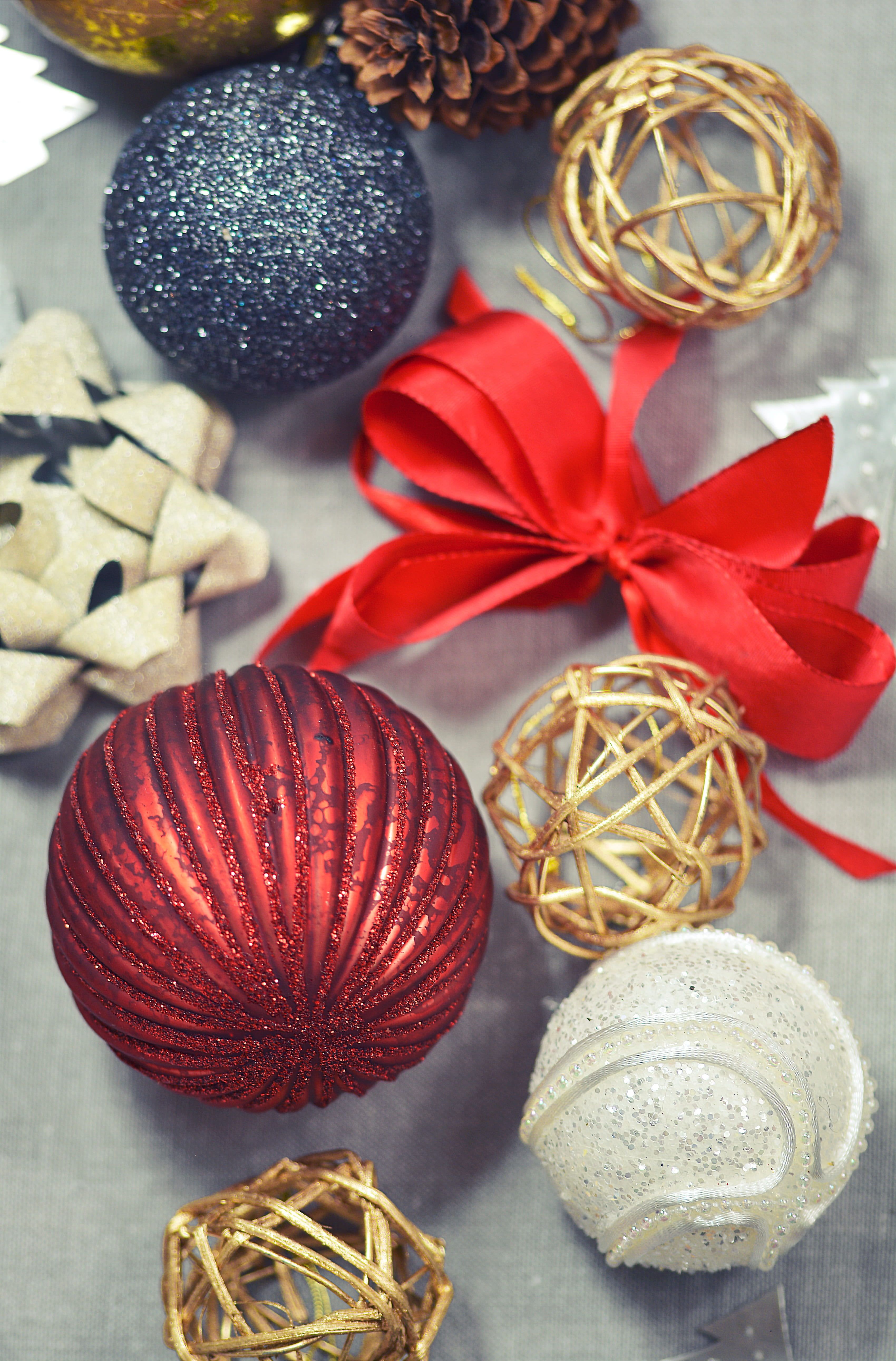 table, christmas ornament, close-up, 5K, gift box, ribbon, labels, ribbon - sewing item, decor, christmas, still life, ball, group of objects, bauble, Phone HD Wallpaper