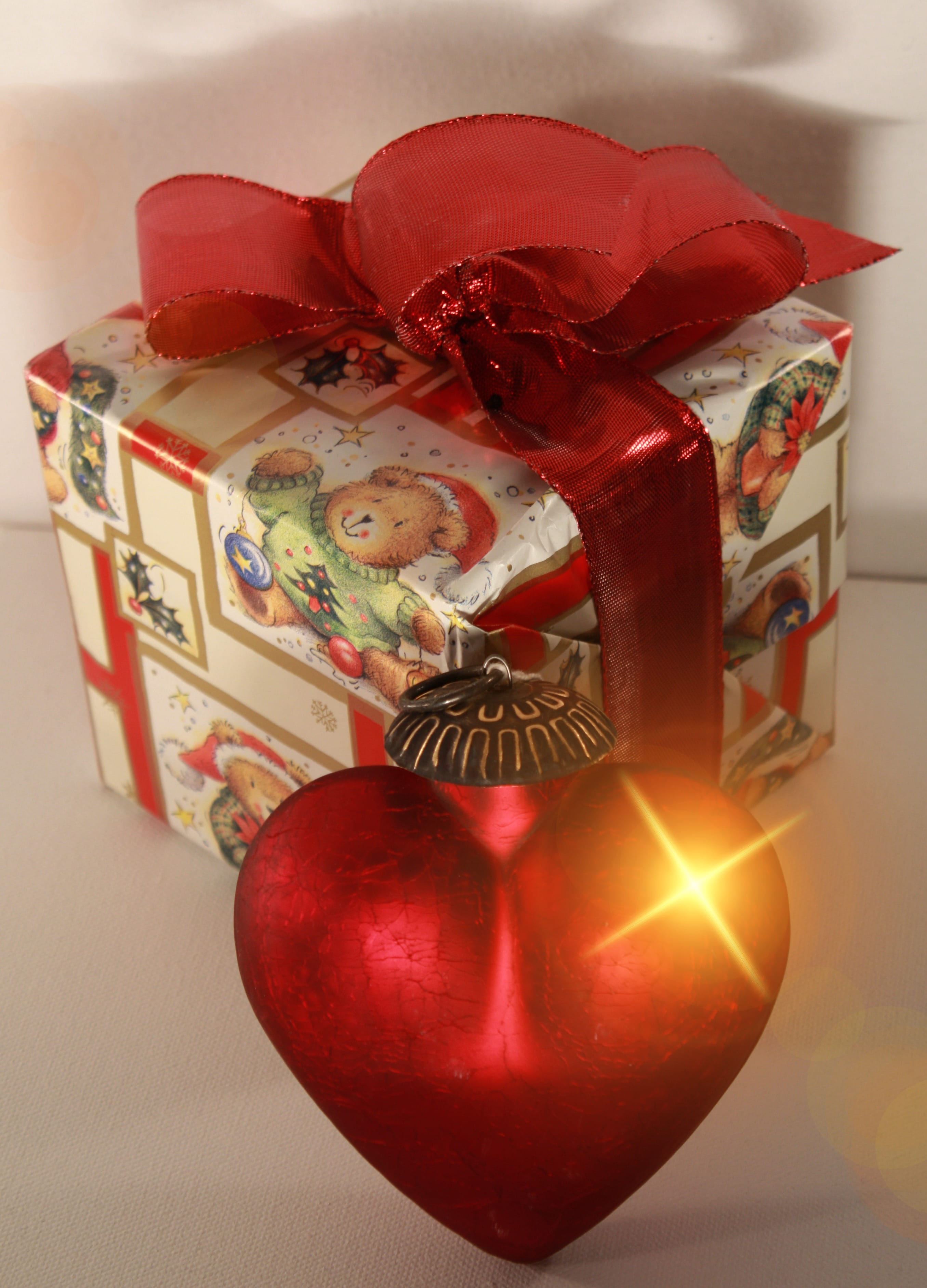 box - container, red, consumption, christmas ornament, advent, indoors, table, no people, christmas, shiny, ribbon - sewing item, bow, loop, band, gift, Phone HD Wallpaper