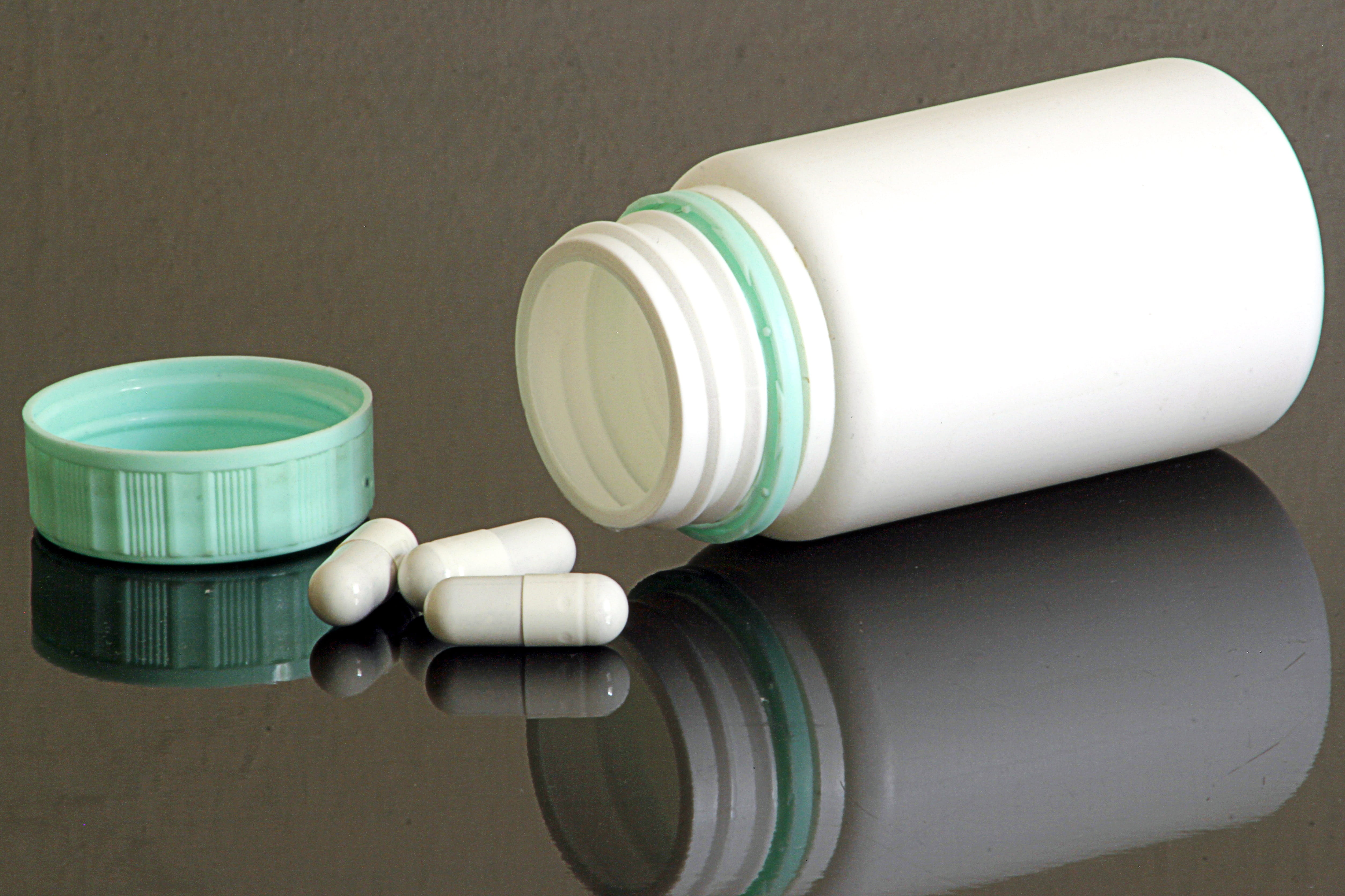 medicine, bottle white, no person, packaging material, nurse, weak remedy, isolated, dose, pill, industry, close-up, pill bottle, studio shot, spilling, HD Wallpaper