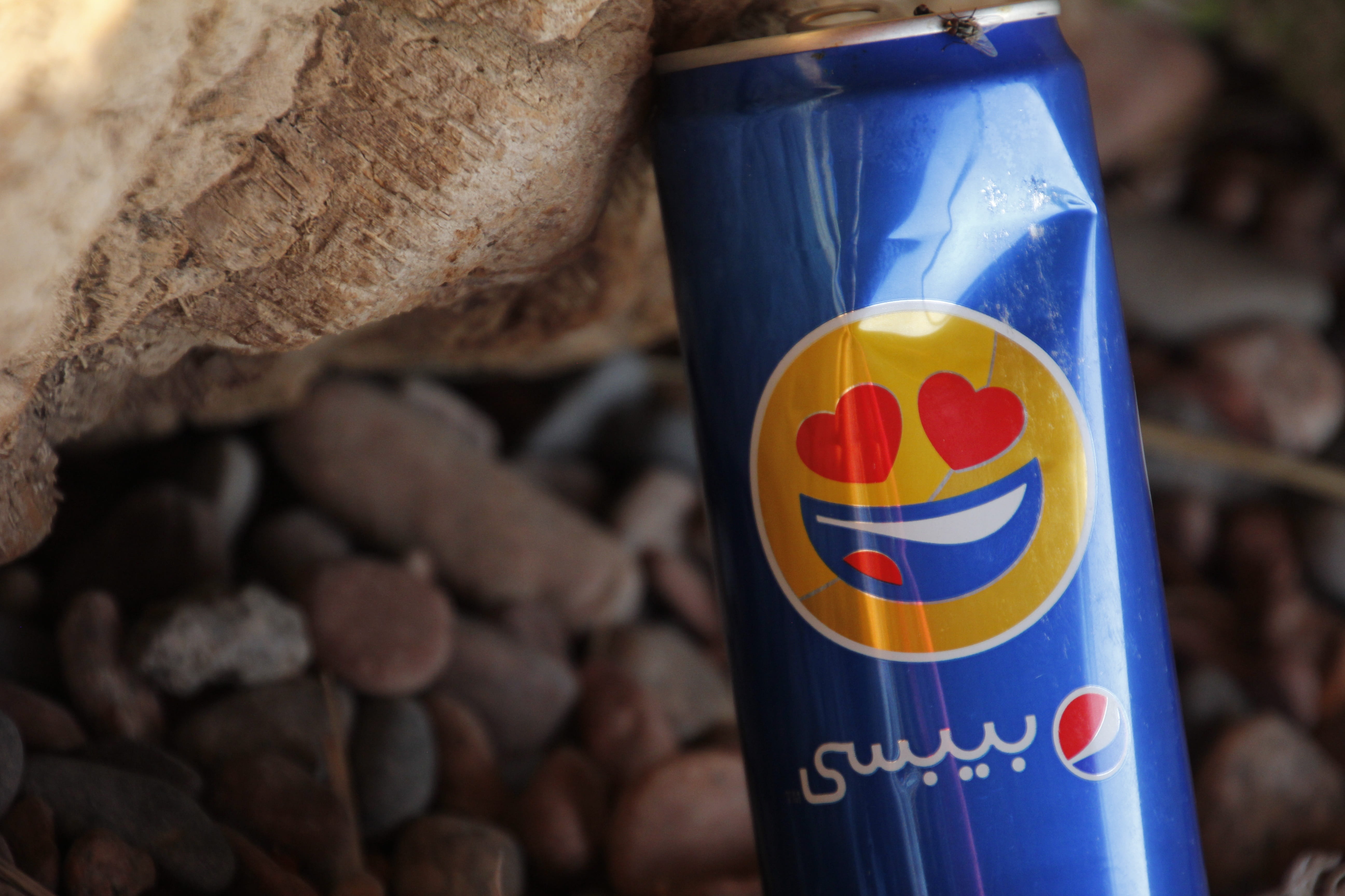 heart shape, cola, Happy, 5K, Box, refreshment, smiley, smile, sign, western script, contamination, beachcleaning, blue, communication, focus on foreground, HD Wallpaper