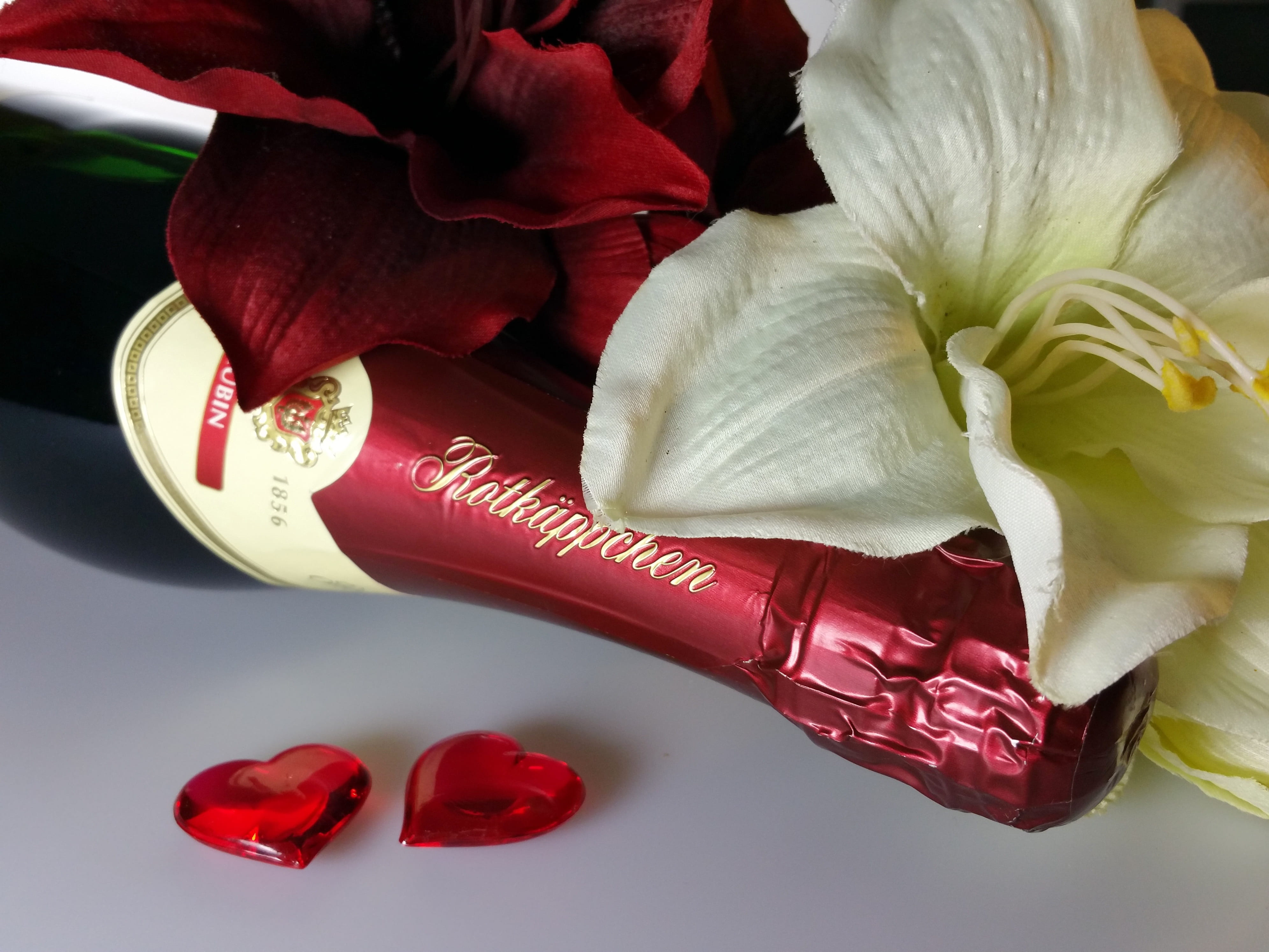 food, green glass, red, studio shot, romance, flower head, indoors, beauty in nature, heart, rose, rotkäppchen, glass, red cap, flower, bottle, alcohol, HD Wallpaper