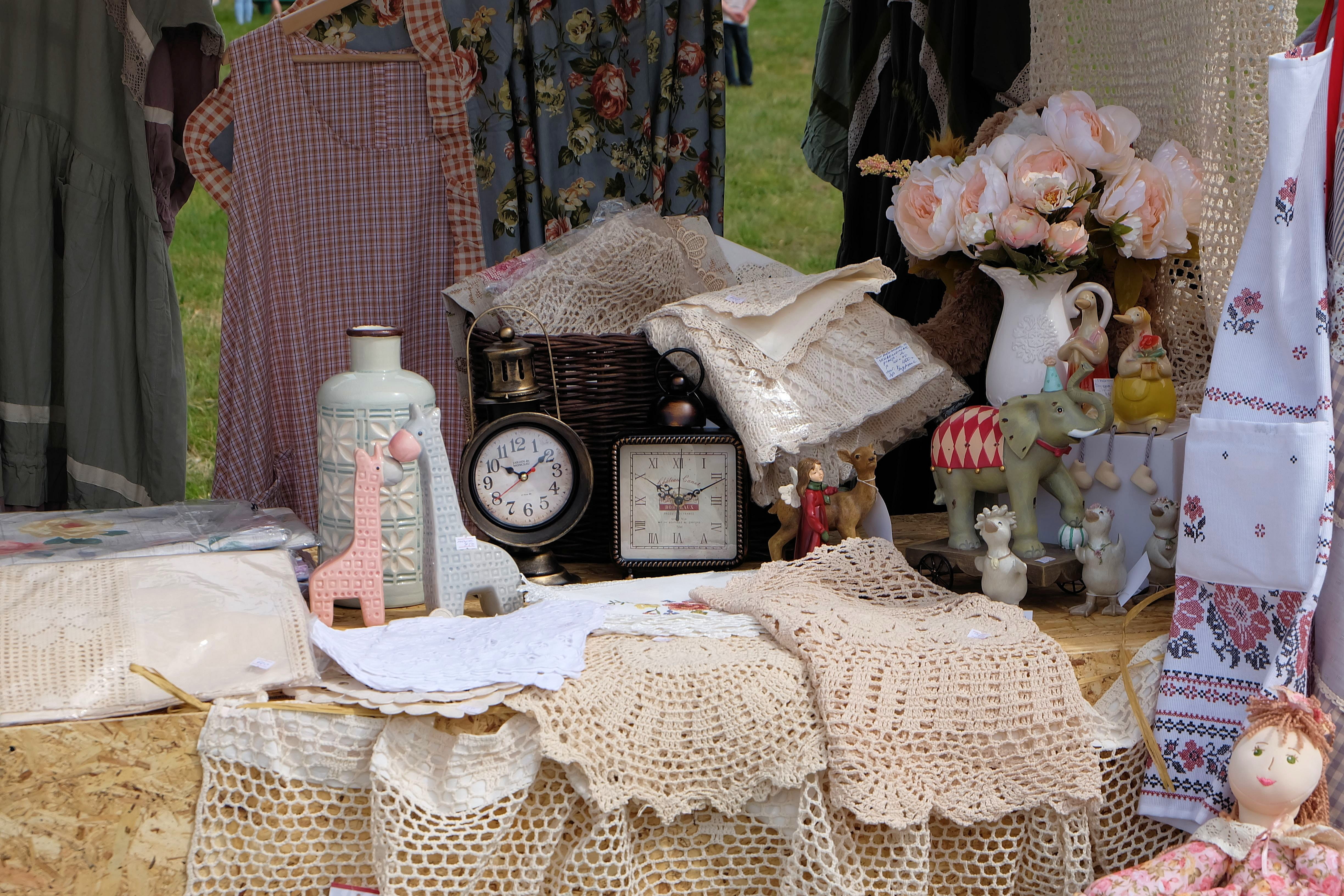market, indoors, teapot, style, art and craft, clock, textile, chair, choice, variation, table, antique, vintage, shabby chic, furniture, design, still life, HD Wallpaper