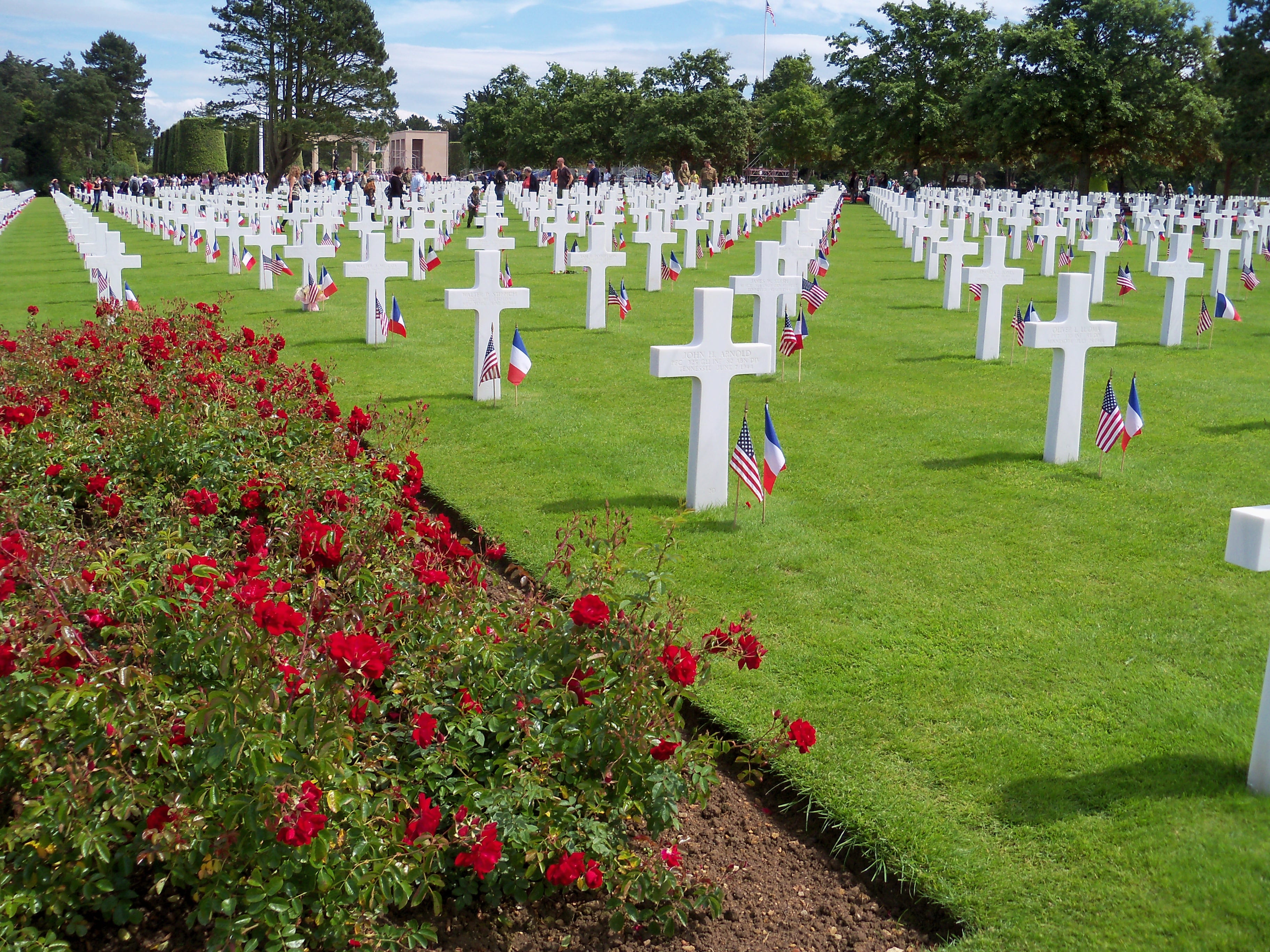war cemetery, grave, sadness, plant, 2K, nature, tombstone, stone, no people, grass, in a row, cemetery, green color, dday, cross, memorial, war memorial, HD Wallpaper