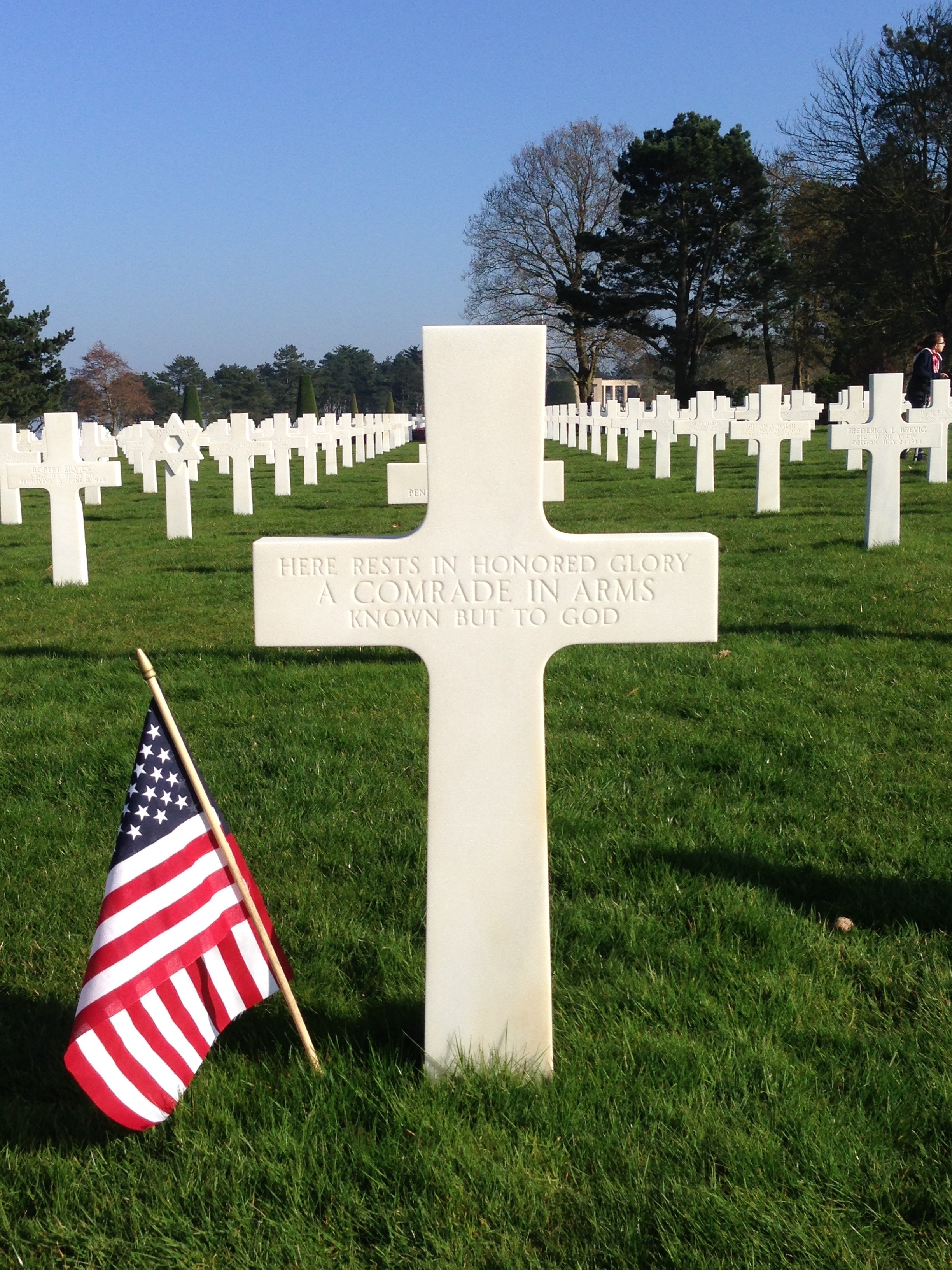 sky, sadness, omaha beach, tombstone, landing, no people, normandy, flag, outdoors, nature, field, 2K, memorial, respect, cemetery, stone, grass, tree, Phone HD Wallpaper