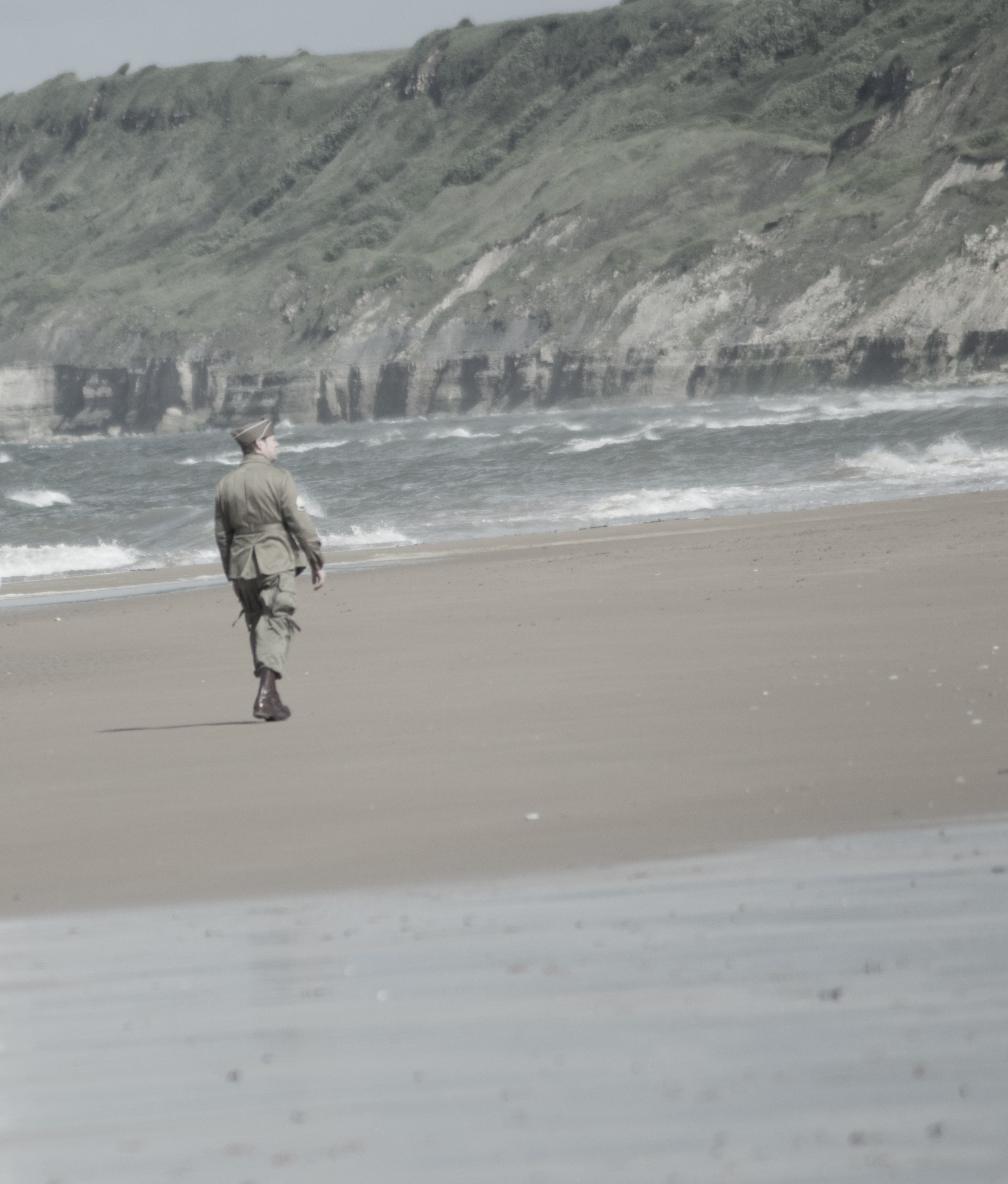 full length, leisure activity, tribute, people, wave, water, beauty in nature, ocean, walk, real people, day, scenics - nature, motion, commemoration, normandy, Phone HD Wallpaper