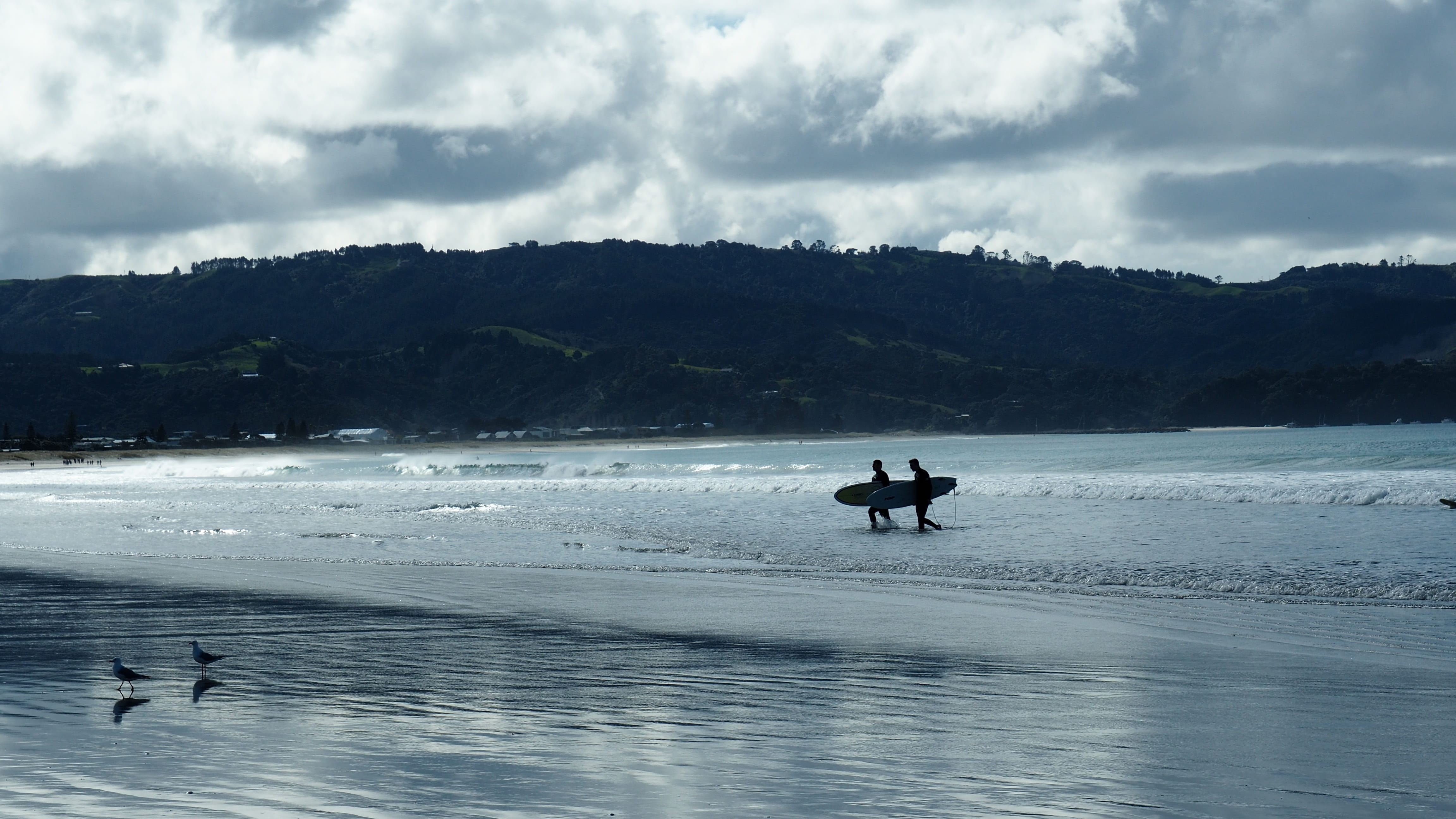 men, omaha beach, waves, scenics - nature, outdoors, leisure, day, new zealand, mountain, cloud - sky, people, lifestyles, 4K, land, leisure activity, HD Wallpaper