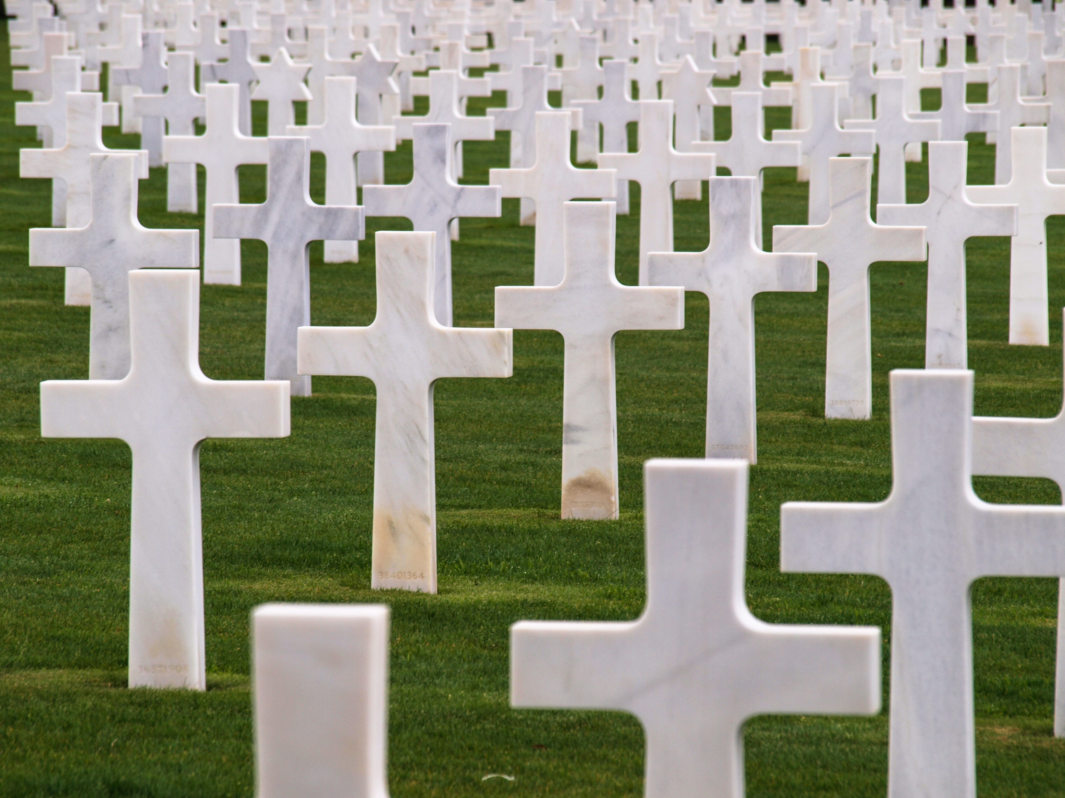 belief, 2K, large group of objects, outdoors, normandy, crosses, stone, mourning, nature, tombstone, no people, grave, religion, grass, full frame, omaha beach, HD Wallpaper