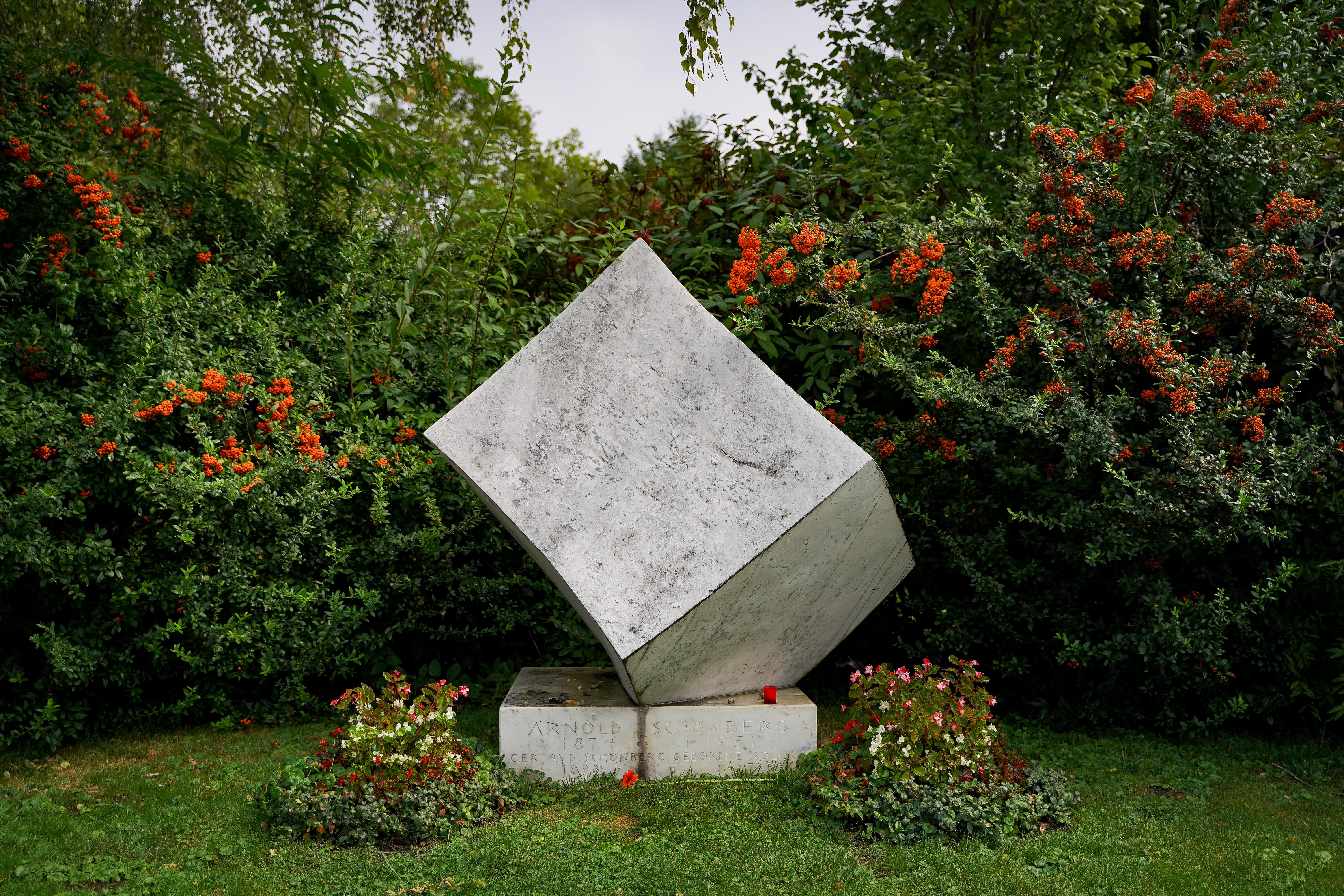 pray, outdoors, plant, day, shape, central cemetery, flowering plant, arnold schönberg, grave, tree, funeral, orange color, sad, monument, viennas central cemetery, HD Wallpaper