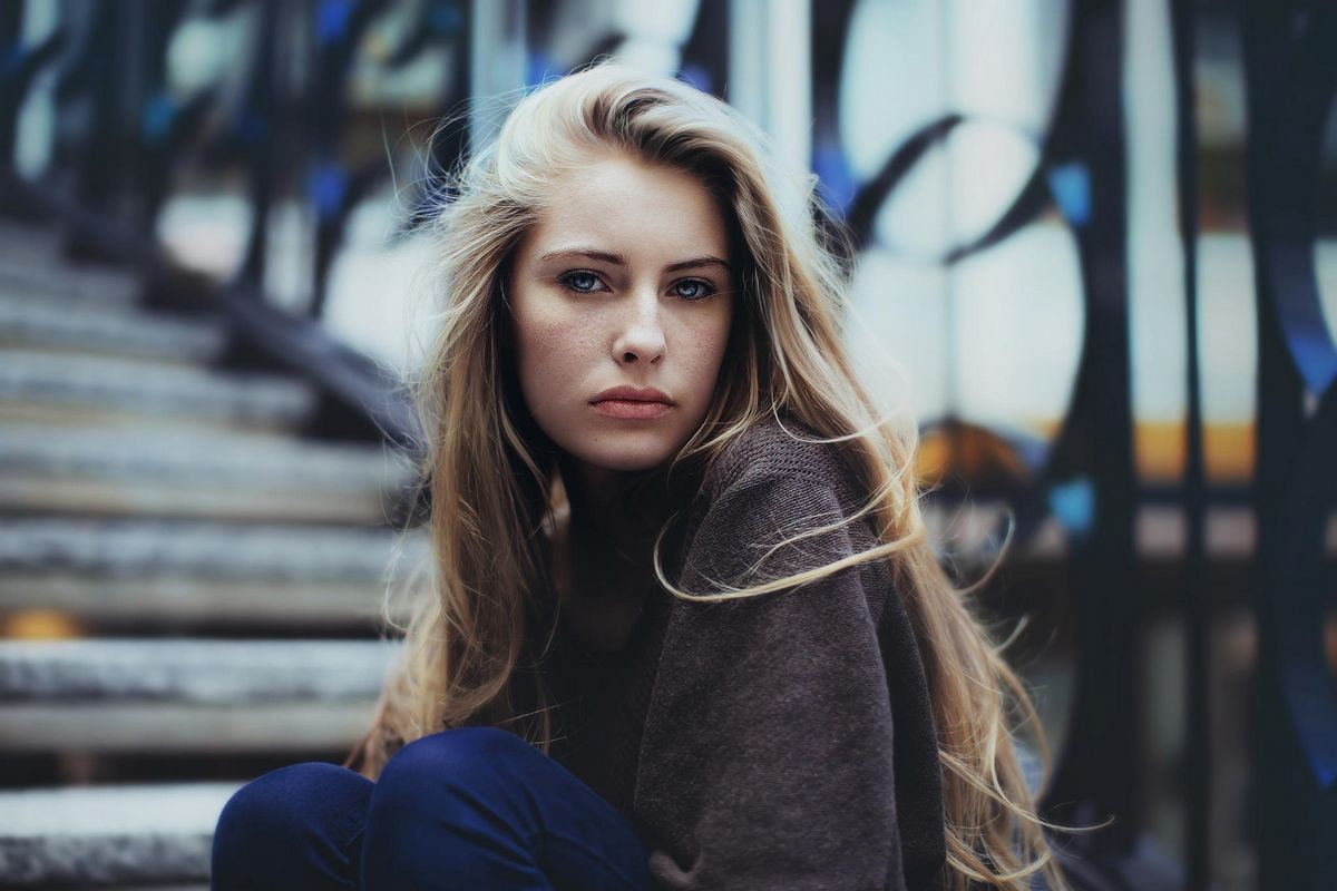 focus on foreground, young women, lifestyles, women, long hair, contemplation, steps, looking at camera, young adult, outdoors, architecture, beautiful woman, HD Wallpaper