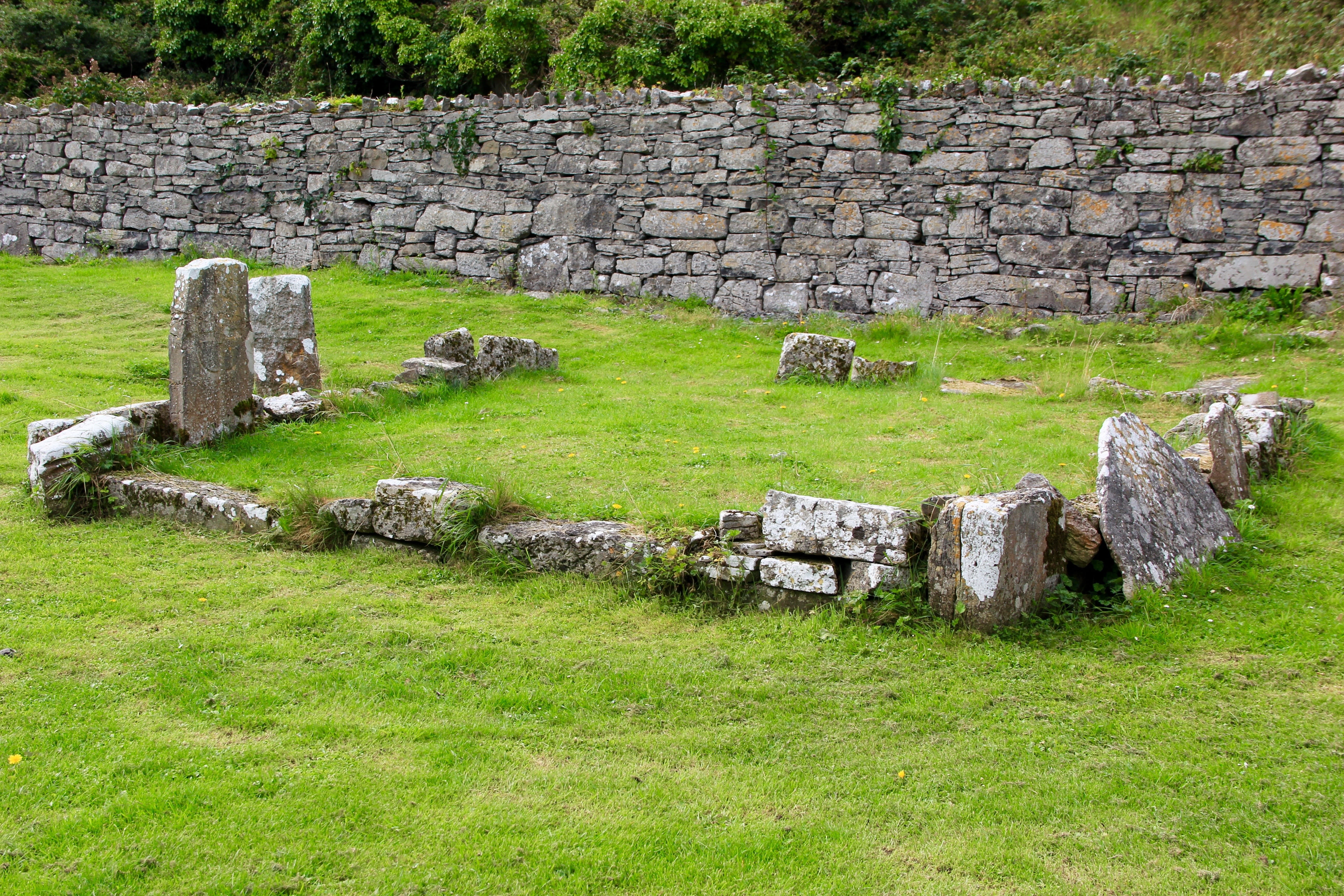 grass, architecture, grave, graveyard, open grave, no people, cultures, ancient civilization, famous Place, death, ancient, solid, nature, field, burial ground, HD Wallpaper