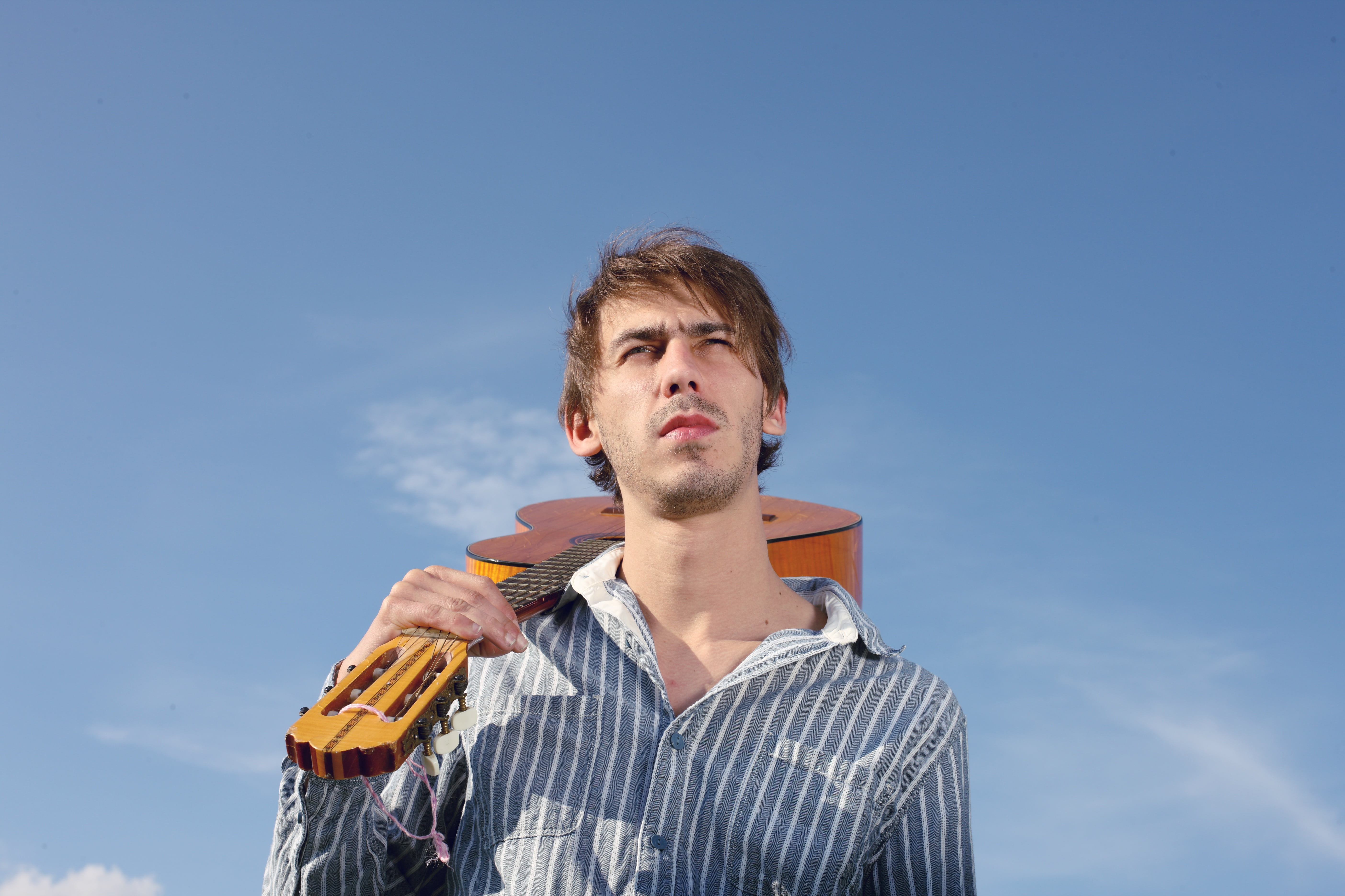 5K, musical instrument, summer, real people, low angle view, contemplation, adults only, looking away, play, acoustic guitar, looking, front view, music, HD Wallpaper