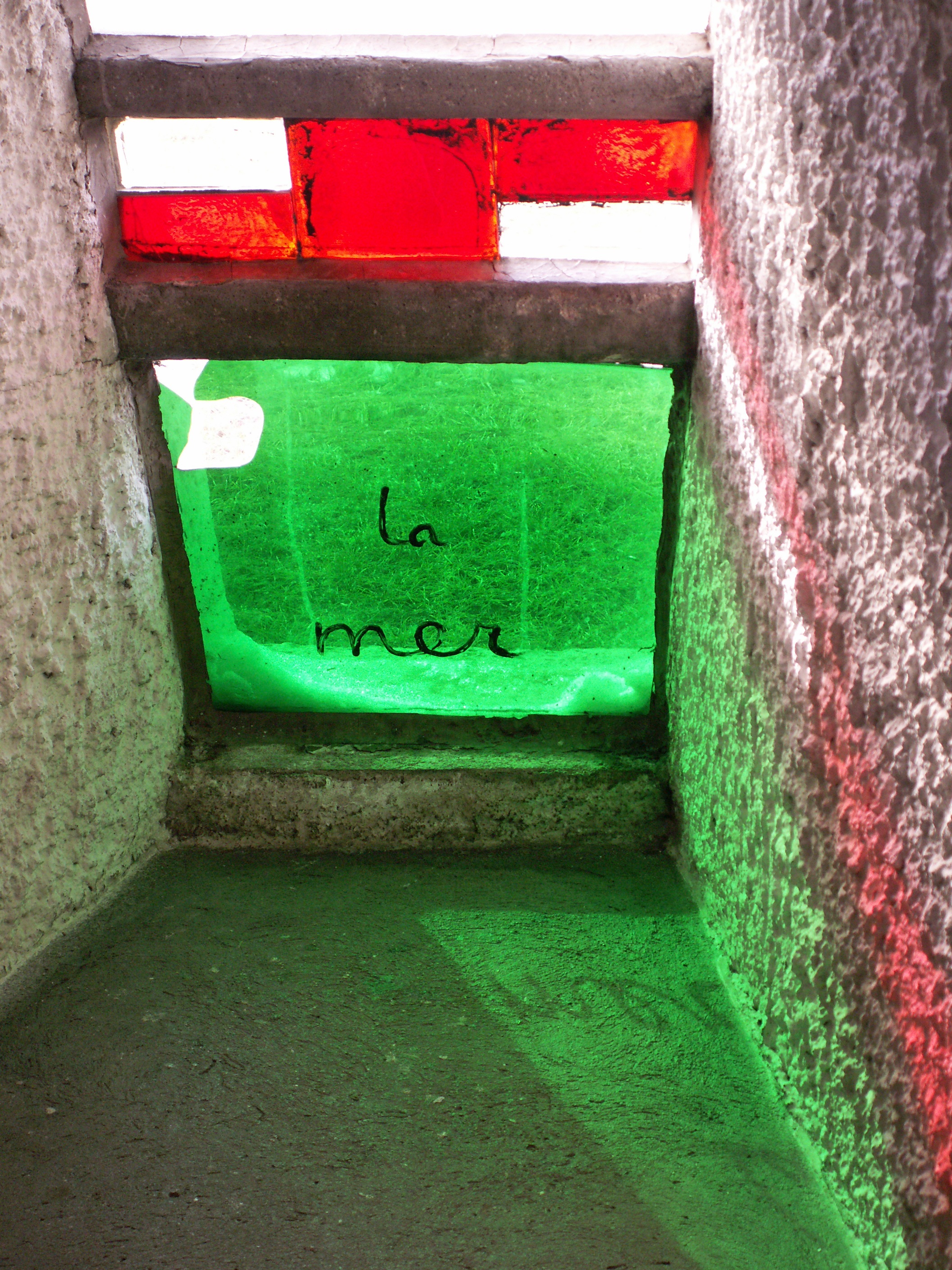 communication, close-up, 2K, environmental conservation, architecture, wall, indoors, green, modern, graffiti, wall - building feature, le corbusier, green color, Phone HD Wallpaper