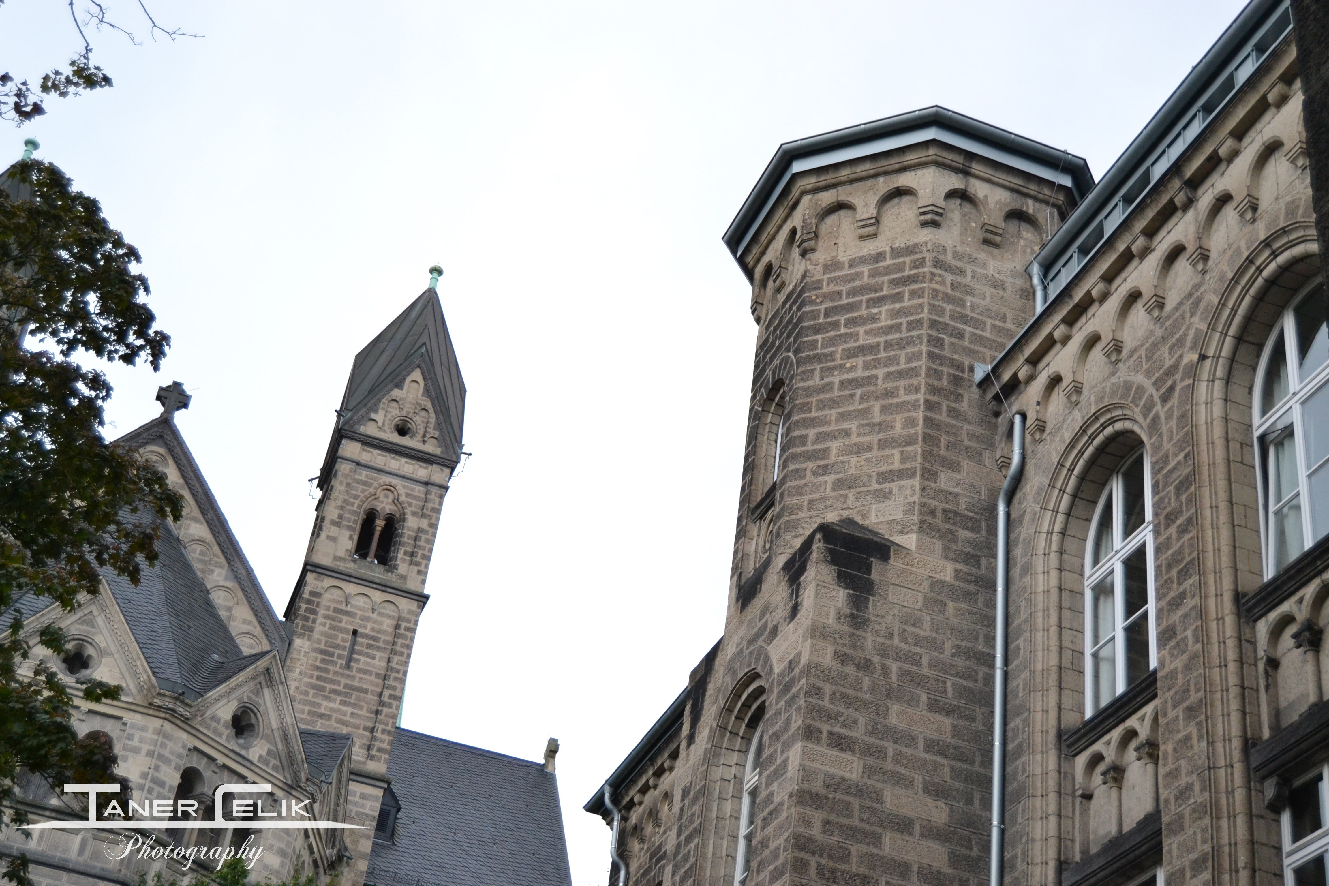 church, low angle view, sky, clock, built structure, building exterior, architecture, tall - high, place of worship, street, doll, religion, history, spire, HD Wallpaper