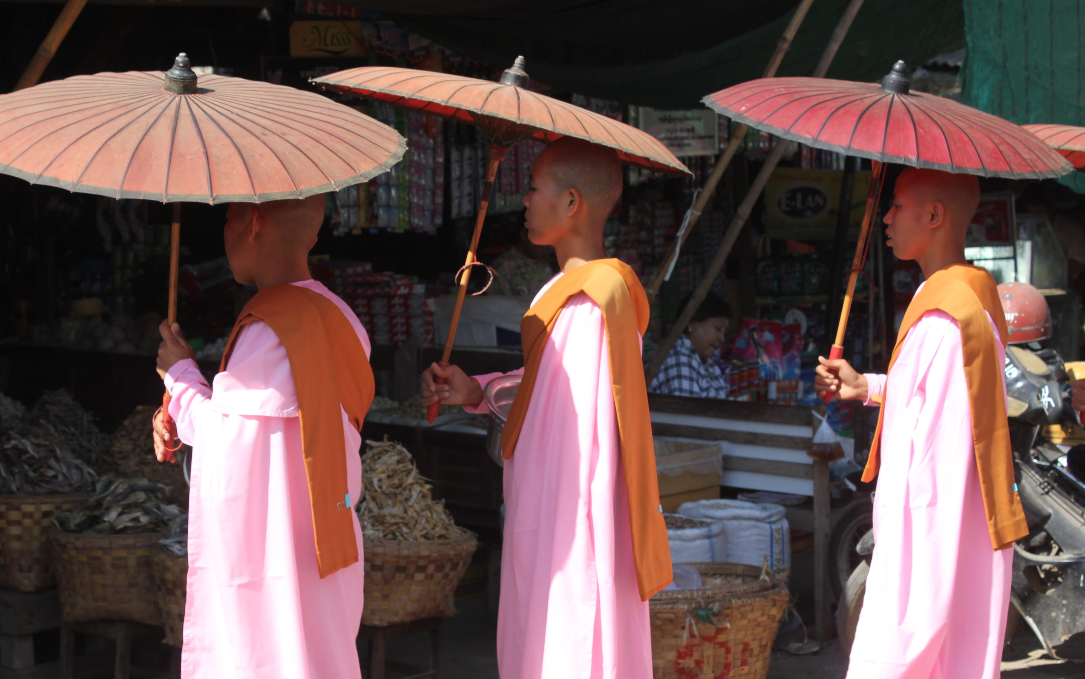 men, Myanmar, real people, burmese, traditional clothing, place of worship, 4K, belief, day, only women, architecture, people, Asia, group of people, cultures, HD Wallpaper
